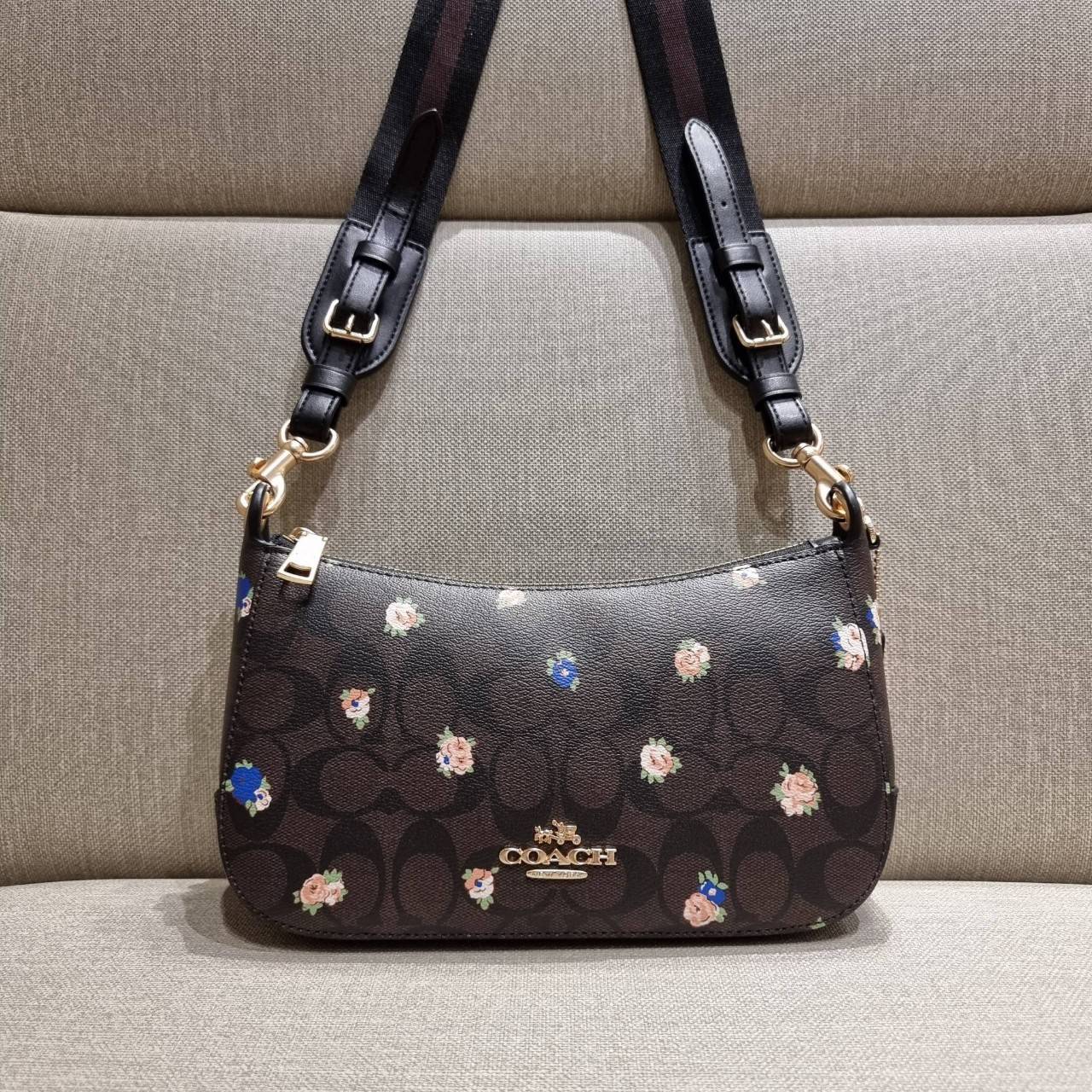 COACH C7264 C6823 C6817 JES BAGUETTE IN SIGNATURE CANVAS คอลเลคชั่นใหม่ล่าสุด พร้อมเสิร์ฟความสวยถึงบ้านเช่นเคย!! กระเป๋าสะพายทรงบาแกตต์ ดีไซน์ย้อนยุค ที่แอบแฝงความเรียบหรูดูแพงอยู่ในตัว โดดเด่นด้วยสายสะพายเส้นใหญ่ โทนสีคอนทราส ทำให้ไอเท็มนี้ดูมีลูกเล่นมาก