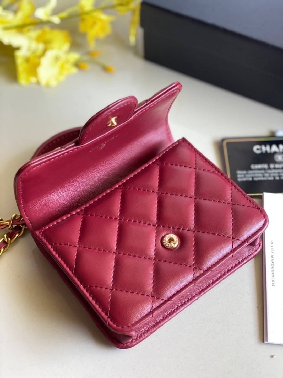 หนังแท้ VIP GIFT CHANEL MINI BLACK BAG รุ่นยอดนิยมไอเท็มฮิตวัสดุหนังแท้เรียบสวยคลาสสิคเปิดปิดด้วยฝาปิดกระดุมด้านหน้ามีโลโก้แบรนด์อะไหล่ทองสวยหรูดูดีมากกกก มาพร้อมสายโซ่ทองร้อยหนังจะสะพายไหล่ หรือ Crossbody ก็ดูดี ภายในโล่งกว้าง ตัวจริงสวยน่าใช้ Chanel min