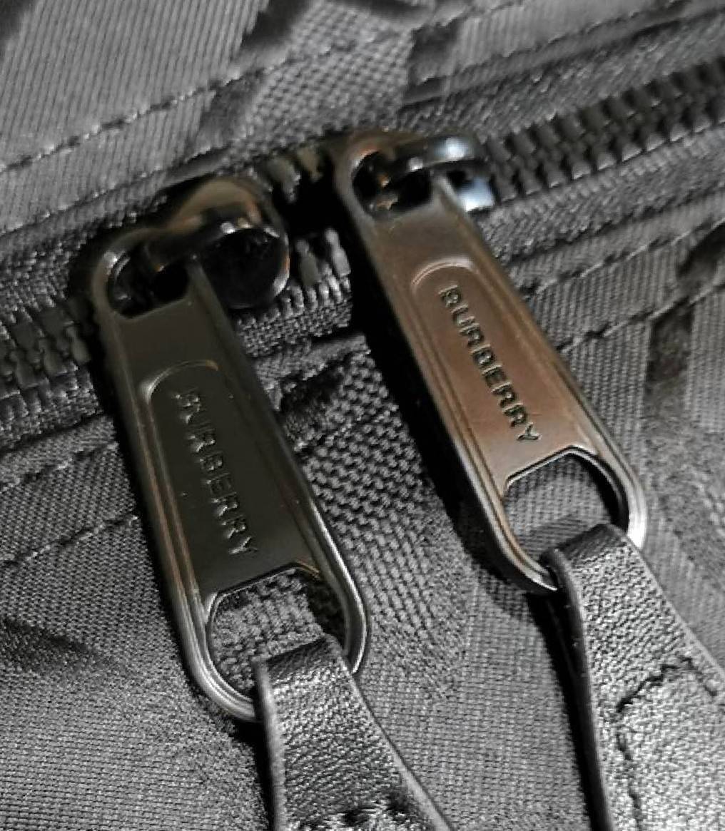 BURBERRY FRAGRANCES MONOGRAM TRAVEL BAG GIFT WITH PURCHASE GWP Limited จาก BURBERRY PURFUME COUNTER วัสดุ POLYAMIDE ขึ้นลาย Monogram คอลเลคชั่นล่าสุด ใบใหญ่จุใจแ2ต่น้ำหนักเบา ใส่สัมภาระขึ้นเครื่องเดินทางได้ ใส่เสื้อผ้า รองเท้า เอกสาร A4 iPad Notebookได้ ภ