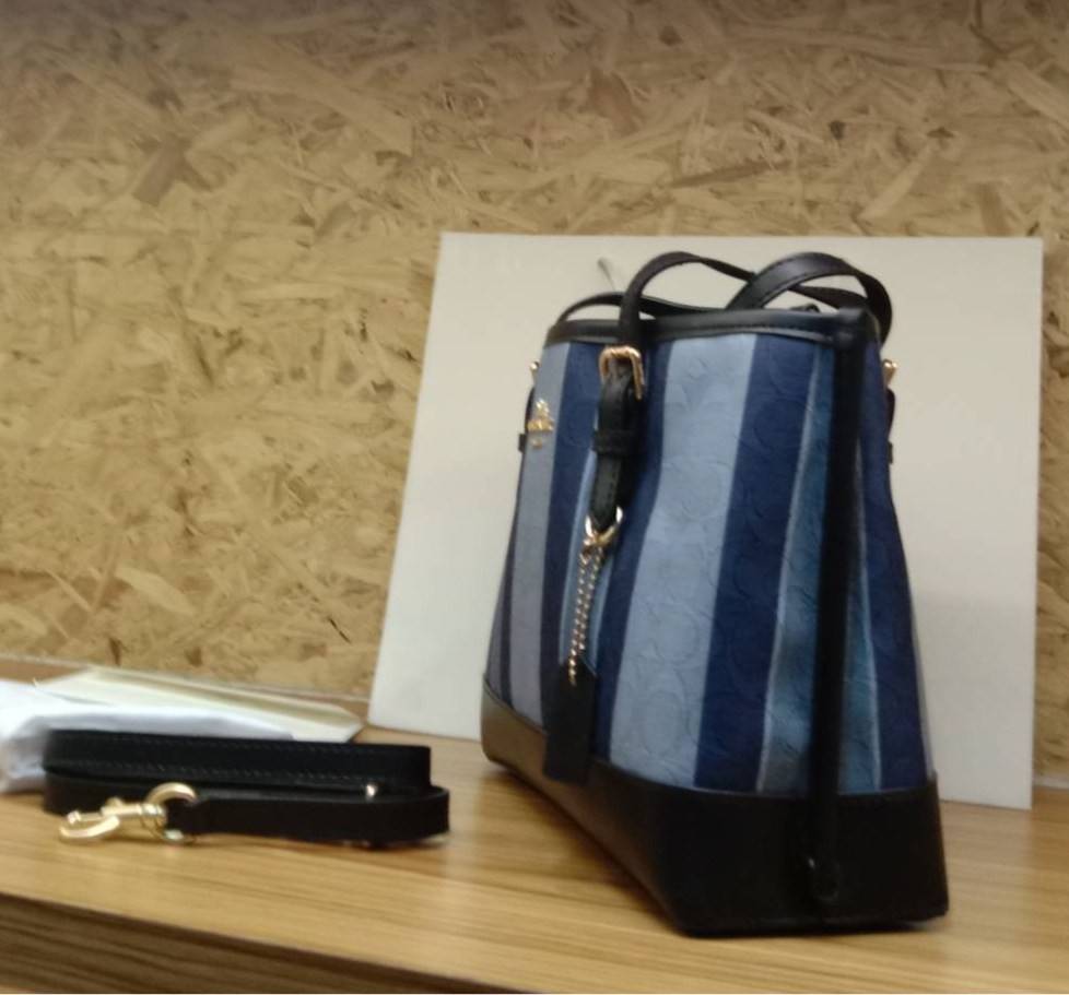 COACH Mollie Tote 25 In Signature Jacquard With Stripes พร้อมส่งที่ไทย ภาพสินค้าถ่ายจากงานขายจริง ใช้งานต่างประเทศได้