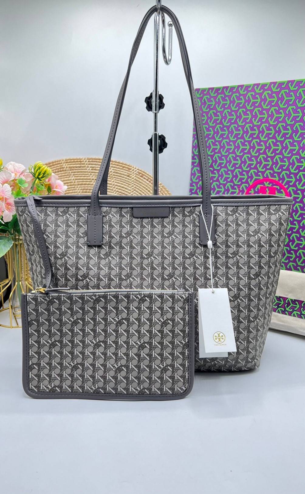 Tory Burch Ever Ready Zip Tote Small Coated Canvas / Tory Burch Geo Logo Tote กระเป๋าโท้ท พิมพ์ลายด้วยลวดลายสานตะกร้าอันเป็นเอกลักษณ์ของแบรนด์ ซึ่งได้แรงบันดาลใจจากความหลงใหลในงานจักสานของผู้ก่อตั้ง