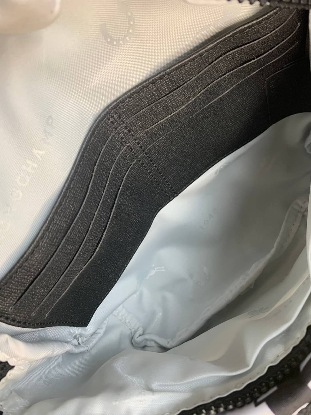 LONGCHAMP LE PLIAGE LGP BELT BAG M เท่ห์อย่างมีสไตล์กระเป๋าทรงคาดอกและคาดเอวดีไซน์แนวสปอร์ต เพิ่มความโดดเด่นทันสมัยด้วยลายซิกเนเจอร์ มีช่องซิปที่ใช้งานง่ายช่วยให้คุณหยิบใช้สิ่งของจำเป็นได้อย่างสะดวกและง่ายดาย และผสานสายรัดแบบปรับได้เข้ากับหัวเข็มขัดตัวล็อ