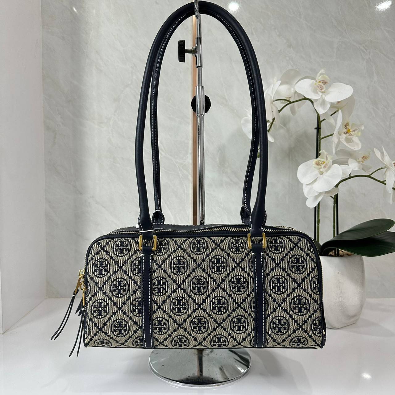 TORY BURCH Small T Monogram Marshmallow Satchel / Tory Burch tote handbag พร้อมส่ง 2 สี ใหม่ล่าสุด กระเป๋าสะพายไหล่ดีไซน์สุดทันสมัย ตัดเย็บสวยงาม ผ้า jacquard ตัดหนัง เปิด-ปิดแบบซิป มีช่องแบ่ง 2 ช่อง มีซิปลับด้านใน ใส่ของได้เยอะมากๆ ค่ะ