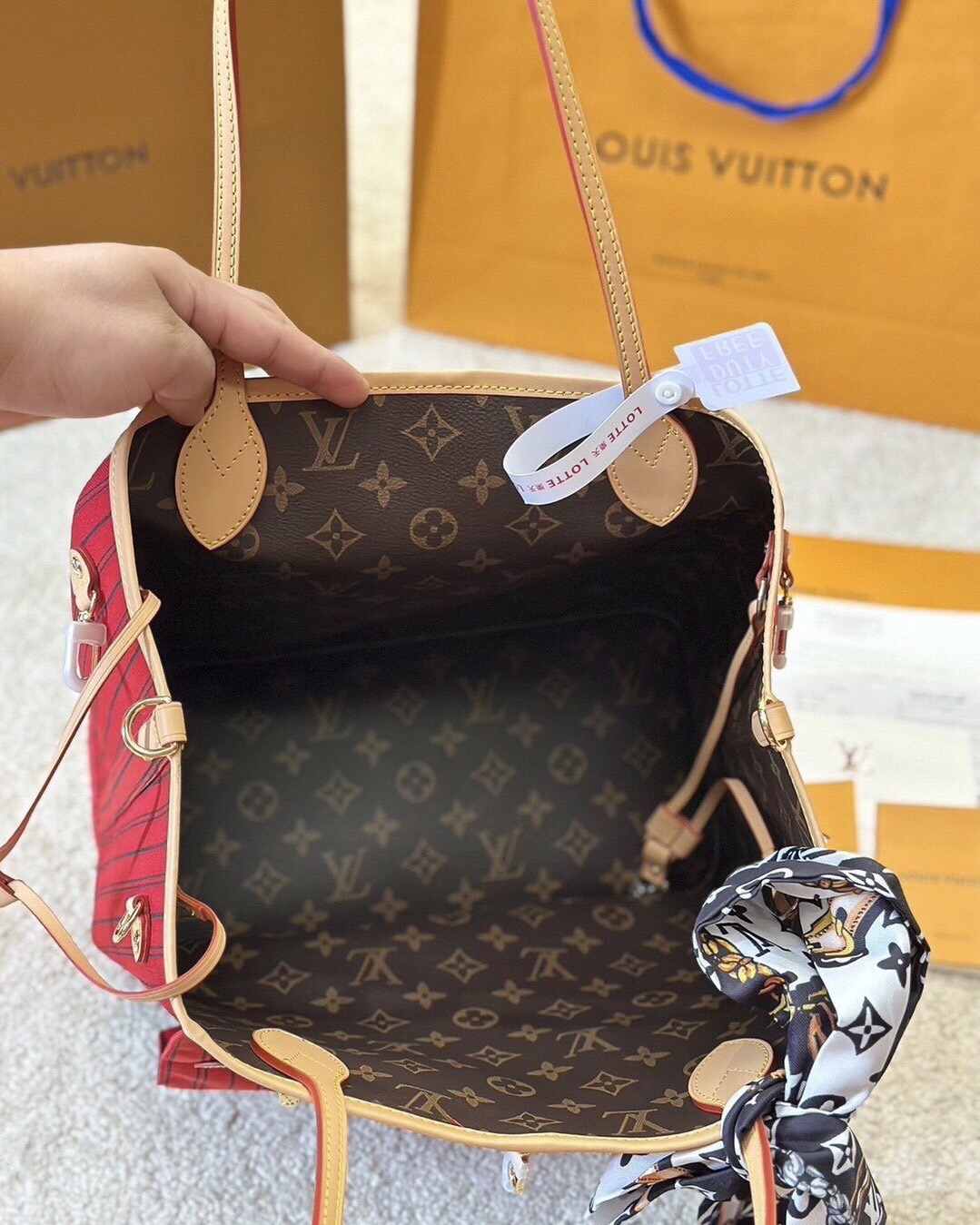LV Neverfull Bandoulière Inside Out MM กระเป๋าทรงโท้ทรุ่นใหม่ล่าสุด ใช้ได้ 2 ด้าน ภายในสีสดใสมีชีวิตชีวา เป็นการรังสรรค์สุดท้าทายครั้งใหม่ของกระเป๋ารุ่นไอคอนิกจากหลุยส์ ที่สุดของความหรูหรา
