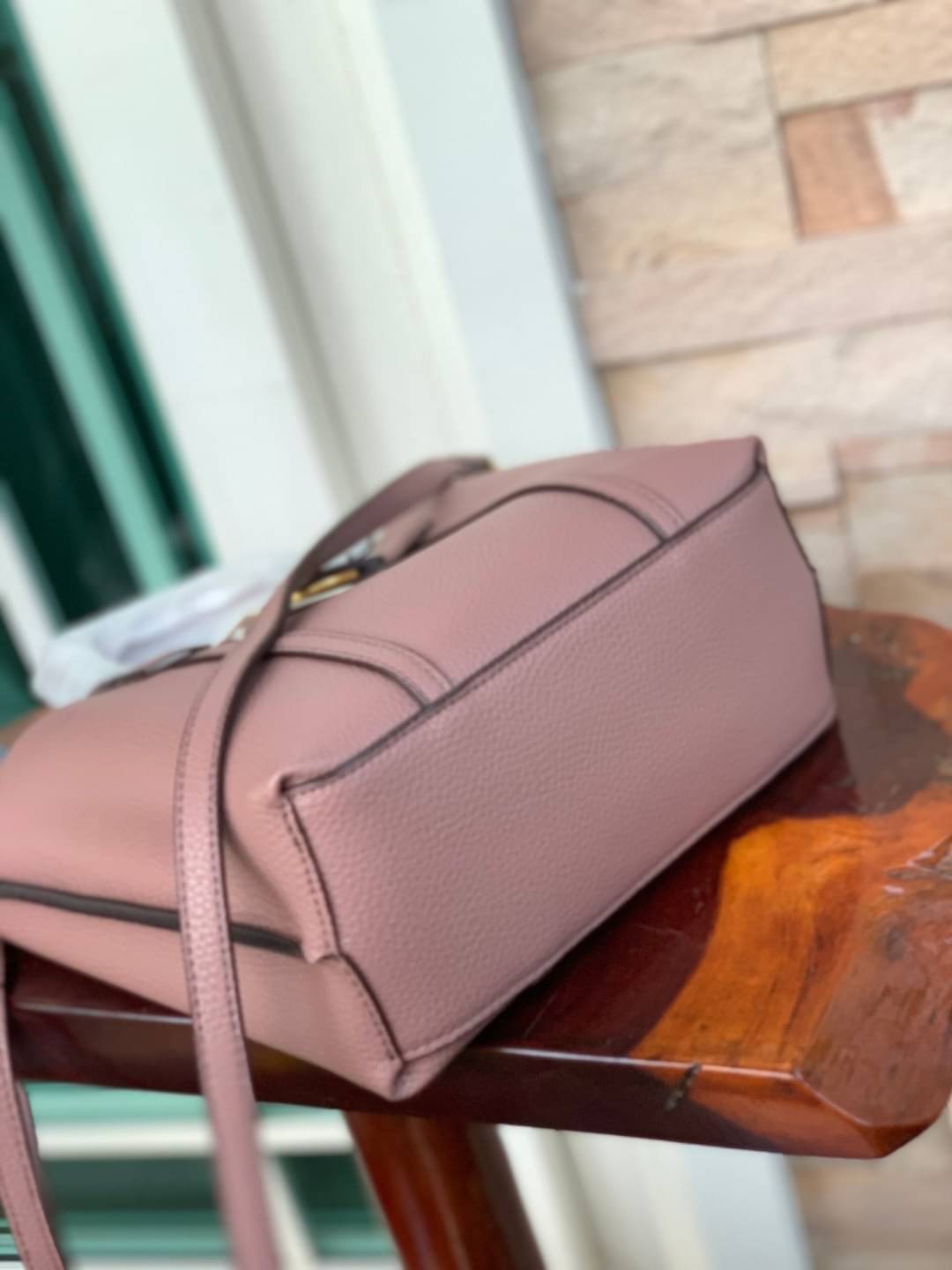 Tory Burch Perry small tote bag ออกแบบเพื่อเหมาะใช้งานได้ในชีวิตประจำวัน ใช้วัสดุผสมผสานช่วยให้กระเป๋าเป็นทรงสวยโดยยังคงคุณภาพนิ่ม สวยงามด้วยหนังวัวแท้ เรียบหรูและคลาสสิค สามารถใช้เป็น every day bag ภายในมีช่องแยกใช้งานอย่างชัดเจน ขนาดที่กำลังพอดีเลยจัดเป