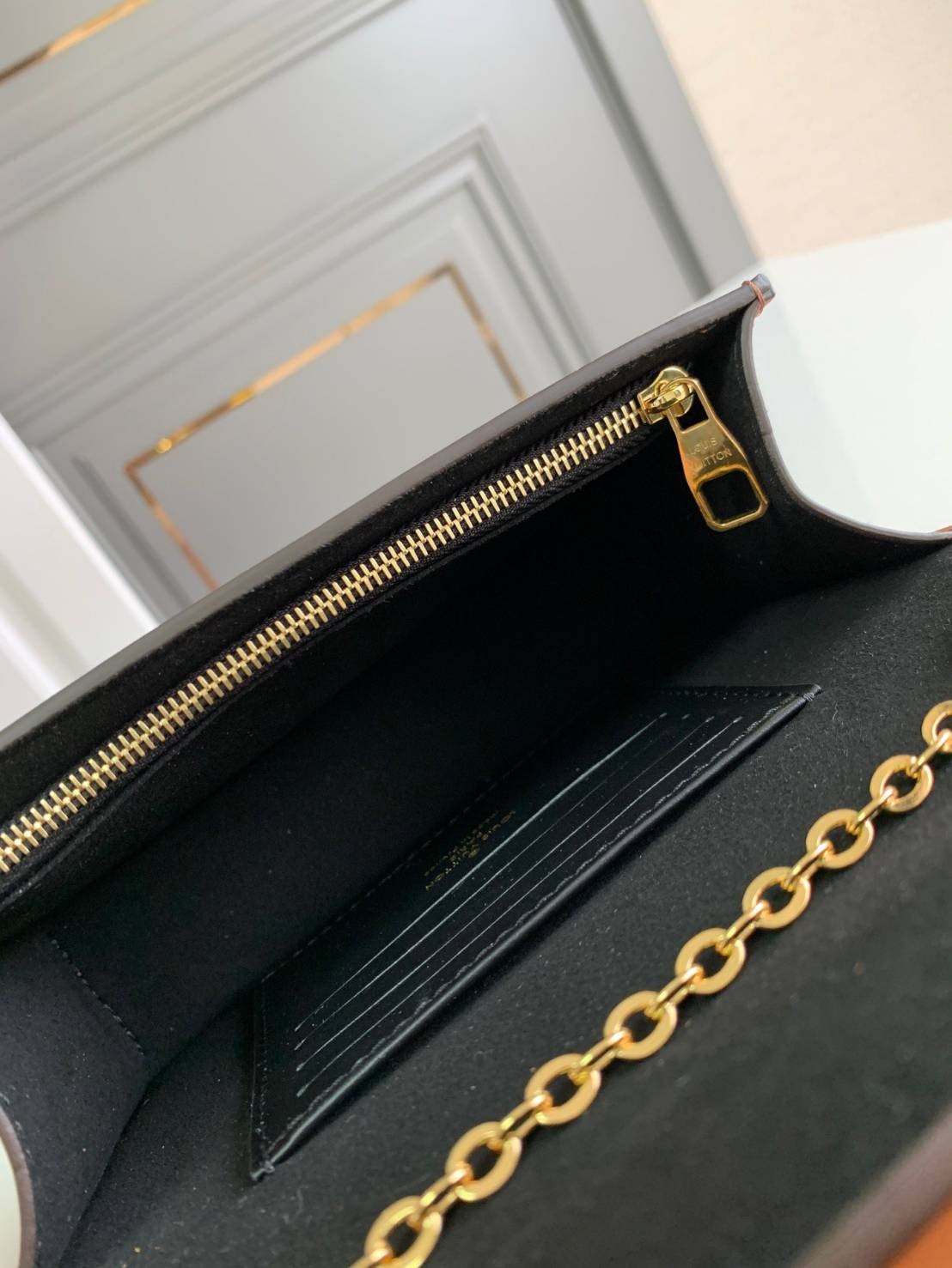 หนังแท้ LOUIS VUITTON DAUPHINE CHAIN WALLET / LV DAUPHINE พร้อมส่งที่ไทย งานหนังแท้ทั้งใบ เกรดเทพออริจินอล เนื้องานสวยงาม ภาพสินค้าถ่ายจากงานขายจริง ใช้งานต่างประเทศได้