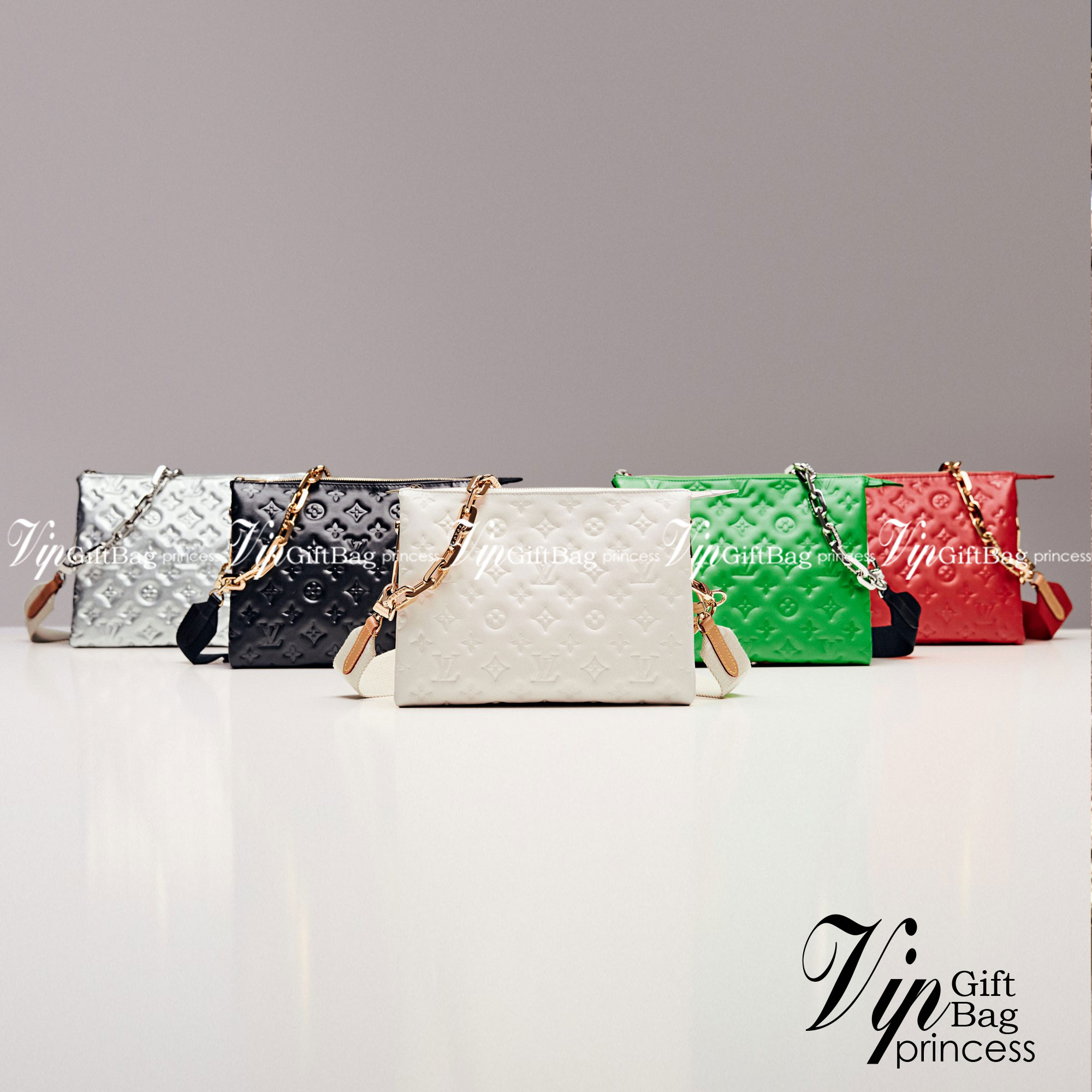 LV HANDLE POUCH MONOGRAM / LV Coussin PM Bag กระเป๋าสะพายกึ่งคลัชท์ สุดล้ำ มาแรงมาก ด้วยความสวยปังตั้งแต่แรกเห็น วัสดุหนังแกะสังเคราะห์ปั๊มลายสวยคม มาพร้อมสาย 2 เส้น เลิศๆ มีสายโซ่ที่มีดีเทลละเอียดไม่ซ้ำ และสายสปอร์ตครอสบอดี้ ที่จะคล้องไว้ทั้งสองเส้นก็ดีง