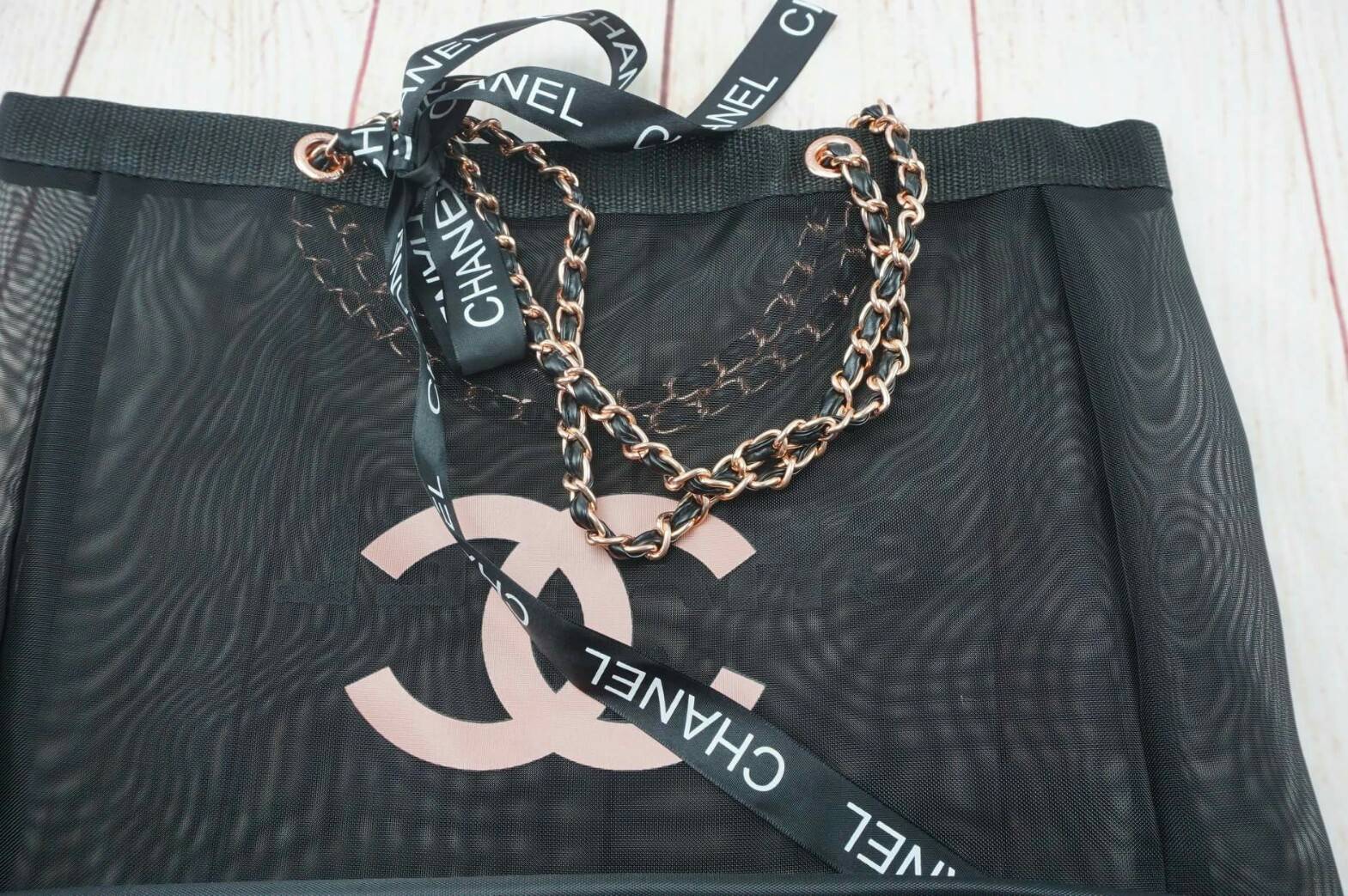Chanel Black Mesh Tote Bag with Chanel Ribbon กระเป๋าแบรนด์ชาแนล ทำจาก 100% Polyester Mesh รุ่นนี้ สายสะพายโซ่สี rose gold ตัดกับหนัง เพิ่มความหรูหรา น่าใช้ อะไหล่ทุกจุดปั๊มแบรนด์ มาพร้อมริ้บบิ้น Chanel เพื่มดีเทล กระเป๋าด้านหนึ่งสกรีนชื่อแบรนด์ Chanel อี