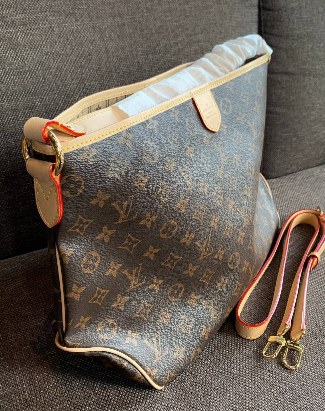 ชอบๆใบใหญ่ ใส่ได้เยอะจริงๆค่าา!! LOUIS VUITTON MONOGRAM DELIGHTFUL ((M)) ((PREMIUM GIFT LV)) พร้อมส่งค่ะสาวๆ กระเป๋าทรงสูง ใบใหญ่ หนังแกะสังเคราห์ นิ่มสวย ขอบหนังขัดสีธรรมชาติ((พื้นผิวจะมีสีดำๆ)) หูหิ้วปั้มโลโก้LV สวย