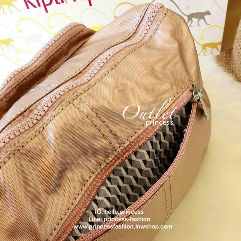 KIPLING RETH(K13549) กระเป๋าทรงสวยรุ่นยอดนิยม ขนาดกำลังดี มีช่องใส่ของหลากหลายช่องทำให้เก็บของได้เป็นสัดส่วน จุสัมภาระได้ดีเลยค่ะ สายสะพายปรับระดับสั้น-ยาวได้ สามารถสะพายพาดลำตัวได้นะคะ ห้ามพลาดเลยค่ารุ่นนี้
