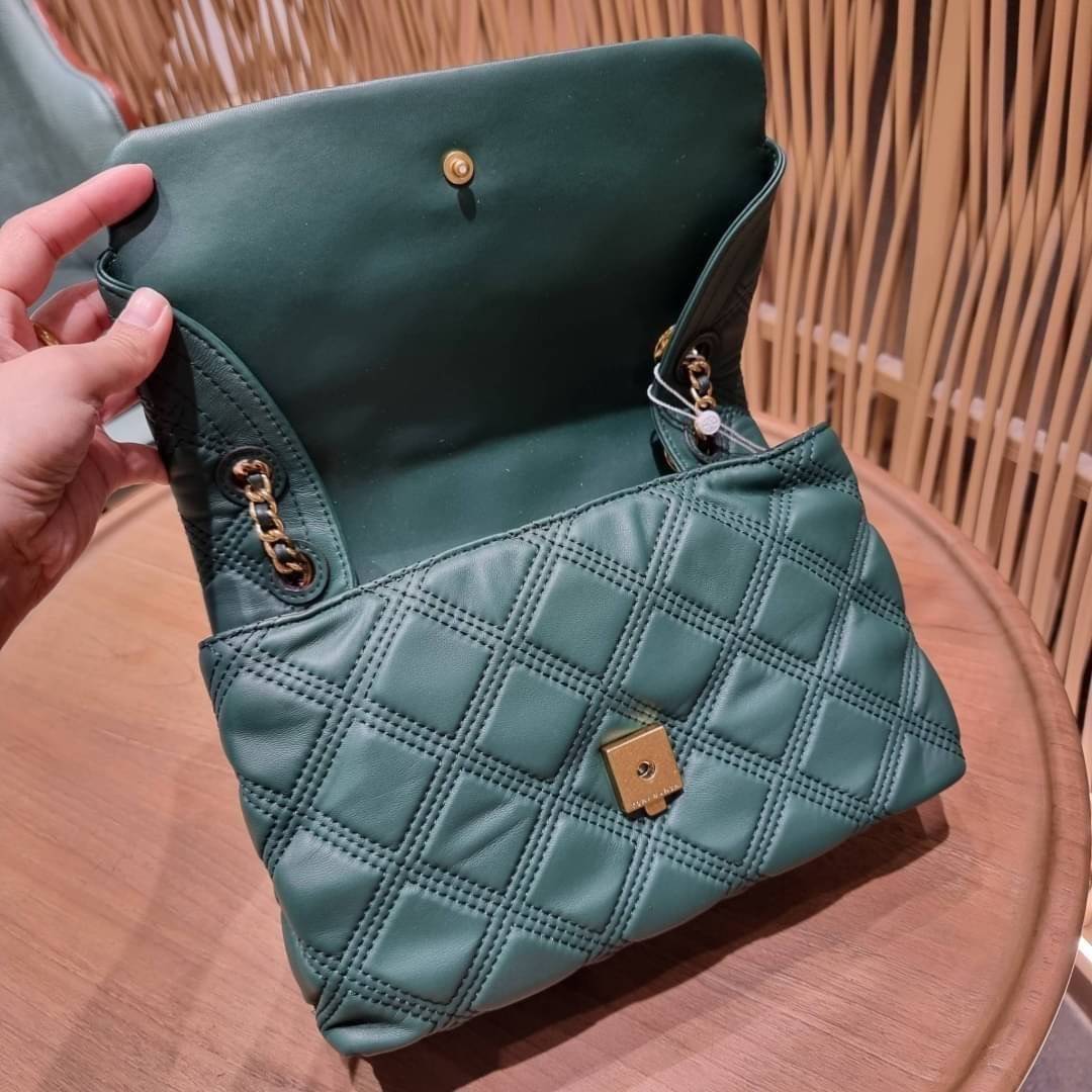 TORY BURCH FLEMING SOFT CONVERTIBLE SHOULDER BAG รุ่นหายากที่สาวๆตามหา มาพร้อมเสิร์ฟความสวยถึงบ้านไปเลยจ้า รอบนี้คัดสีสวยๆมาให้ได้ช้อปกันอย่างจุใจไปเลย กระเป๋าสะพายไหล่ หนังแท้นิ่มเต็มใบ สวยหรูดูแพง เปิด-ปิดด้วยตัวกดล็อคแน่นหนา สายสะพายในตัวปรับใช้ได้ 2 แ