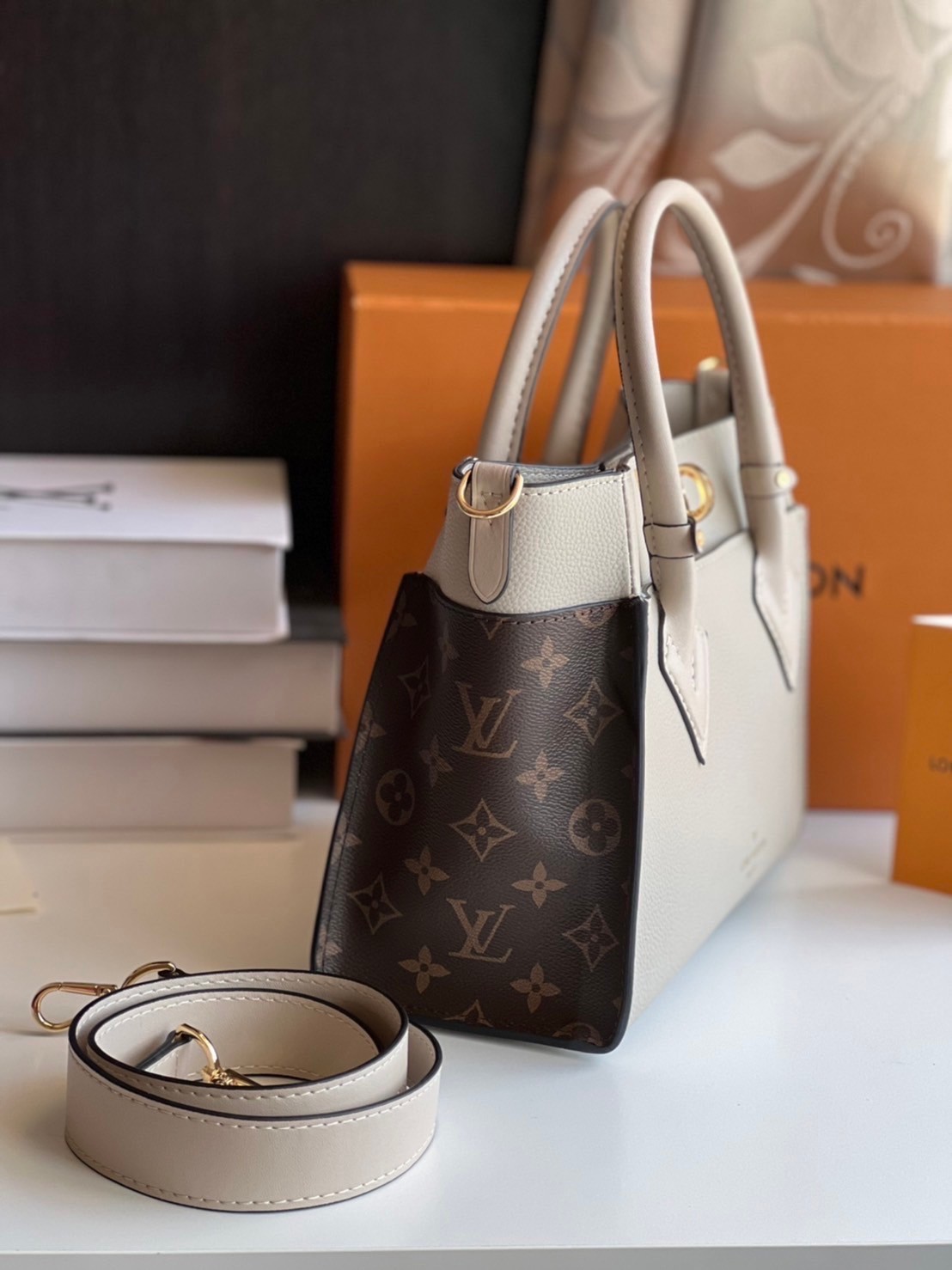 หนังแท้ LV On My Side PM กระเป๋าโท้ทขนาดกะทัดรัดที่ผลิตจากหนังลูกวัวเนื้อนุ่ม เกรดออริจินอล ภาพสินค้าถ่ายจากงานขายจริง ใช้งานต่างประเทศได้