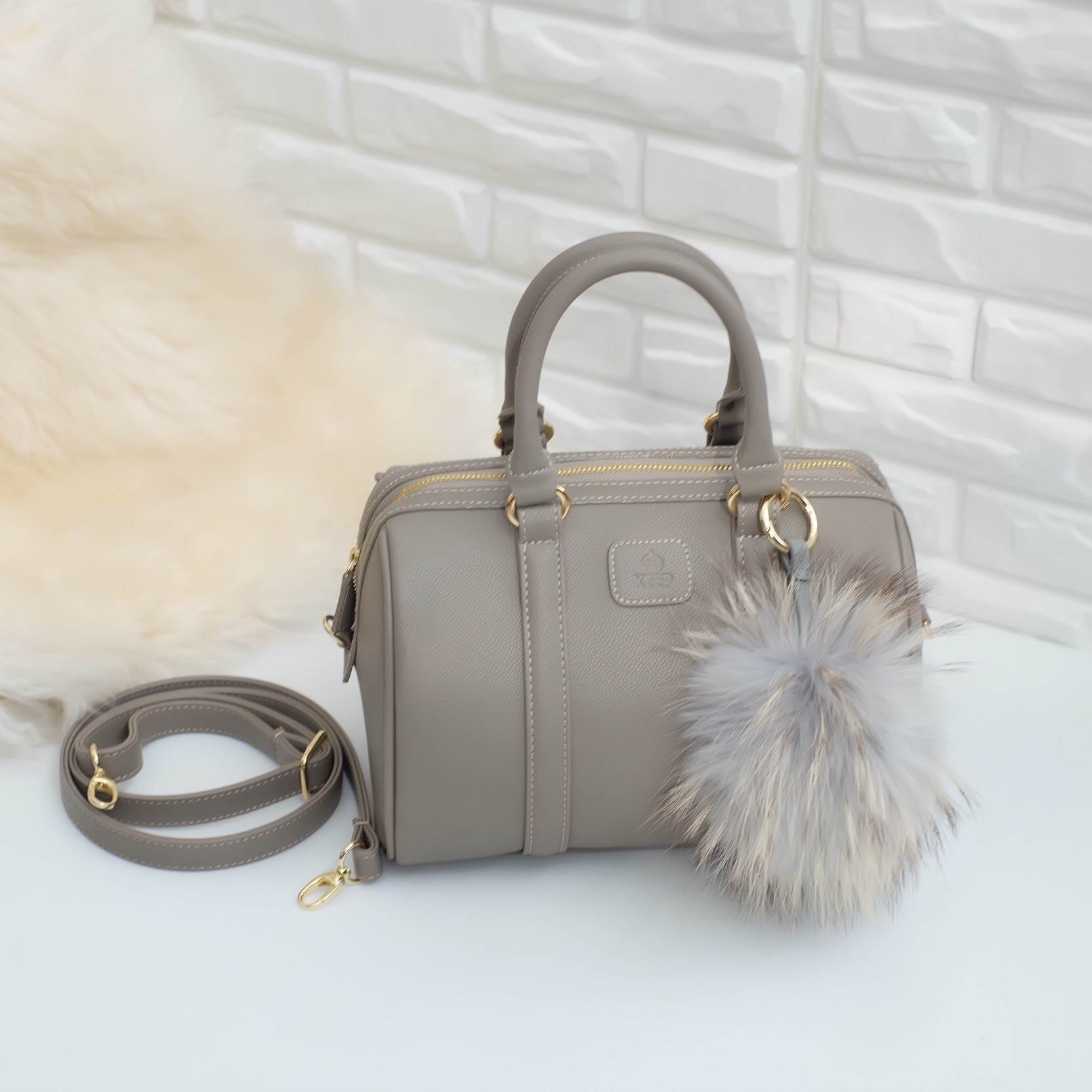 รุ่นขายดีที่สุด !! สีใหม่มาเพิ่มค่า 😘🙏🏻 👜ดีเทลกระเป๋า 🌵สินค้าขายดี ขนาด มินิ สวยมากคะ >> รุ่น KEEP leather Pillow bag สวย น่ารัก ขนาดตอบทุกโจทย์การใช้งาน เห็นแล้ว หลงรักเลยคะ ตัวกระเป๋าขนาดกำลังดี จุของคุ้ม หน