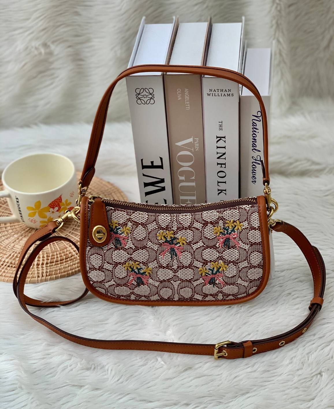 รุ่นใหม่ล่าสุด ต้อนรับหน้าหนาวนี้กันค่าา🎀 COACH SWINGER BAG IN SIGNATURE TEXTILE JACQUARD WITH BOUQUET MOTIF EMBROIDERY ((C6289)) พร้อมส่งที่ไทย จำนวนจำกัด สวยมากๆค่ะ! กระเป๋าหิ้วได้//สะพายข้างได้ วัสดุJacquardทอลายแบรนด์+หนังแท้ ได้ลงตัวสวย ดูคลา