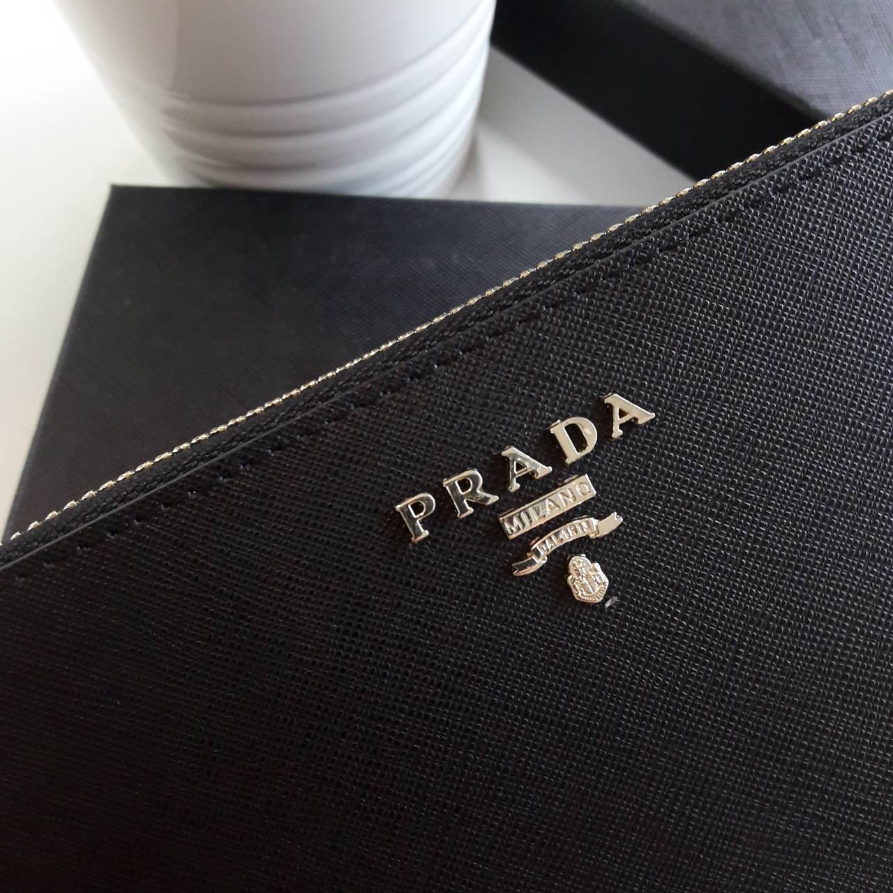 New arrival ! รุ่นที่รอคอย เข้าแล้วค้า กับ Prada Wallet Saffiano กระเป๋าสตางค์ซิปรอบ รับทรัพย์ **พร้อมสายคล้องมือ เปิดปิดด้วยซิป อะไหล่ทอง ปั้มแบรนด์ ทั้งใบ **จุดเด่น มีช่องใส่มือถือ ได้ถึง iphone7+ ใส่บัตรได้หลายช่อง ด้านในมีช่องซิปแยกอีก1ช่อง แถมยังมี ช