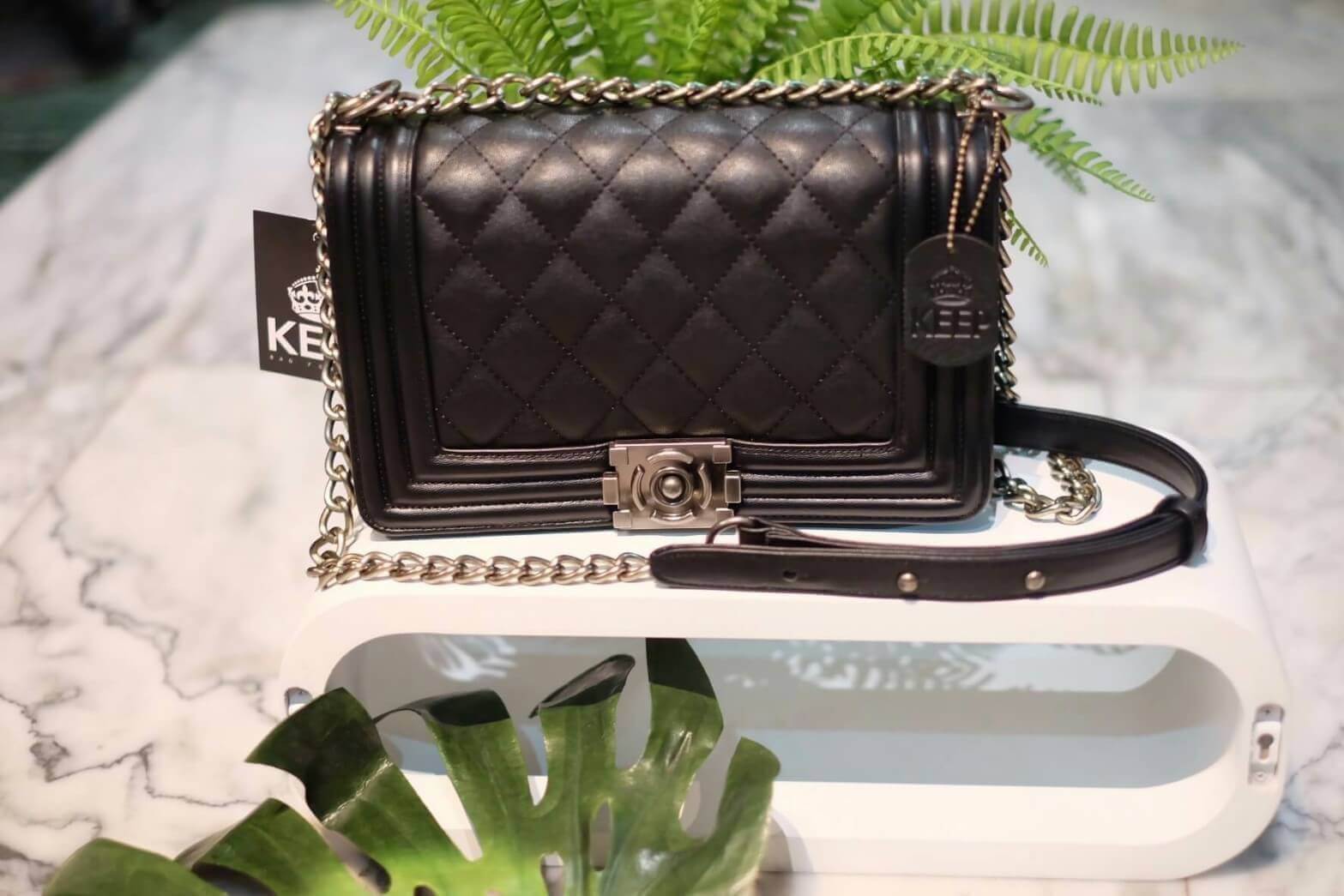 ทางร้าน ได้กระเป๋า จากแบรนด์ KEEP ทรงเดียวกับ Chanel boy เลย รุ่น KEEP shoulder Luxury Quited bag สวย หรู เท่ มากๆ เลยน๊า กระเป๋าอยู่ทรง #หนังแกะสังเคราะห์นิ่มตึงสวยมากคะ สายโซ่ มีที่รองไหล่ สะพายสบายคะ สายปรับ สั้น ยาวได้คะ #ใบจริงสวยมาก เข้ากับชุดได้ง่า