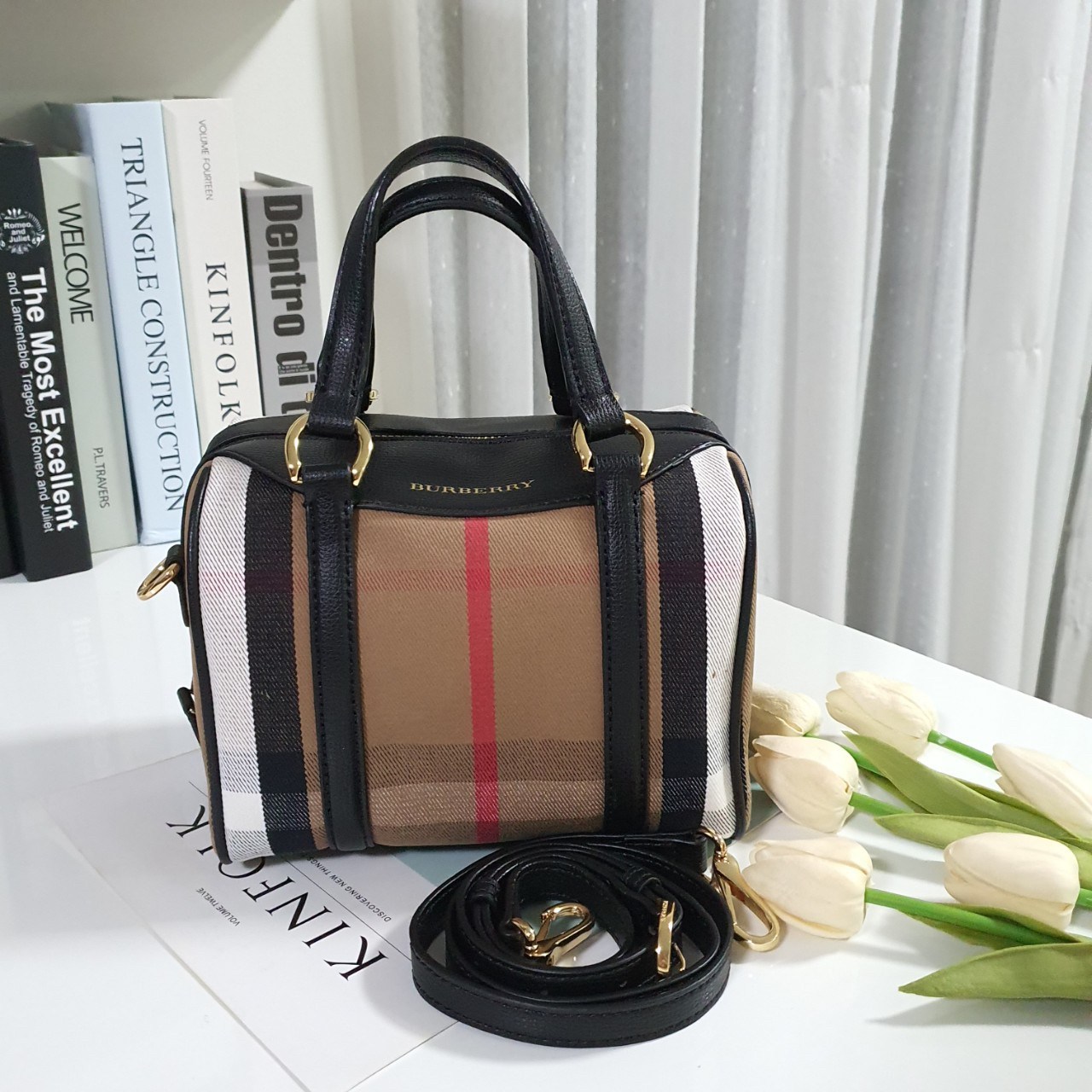 BURBERRY MINI VINTAGE BAG VIP GIFT WITH PURCHASE (GWP) พรีเมี่ยมกิ๊ฟ Limited Edition จากBURBERRY วัสดุผ้า CANVAS ตัดหนัง ทรงสปีดี้ใบเล็กน่ารัก เปิดปิดด้วยซิป ภายในมีช่องแบ่งเป็นสัดส่วน พร้อมช่องซิป สามารถใส่มือถือ iphone เงิน ของจุกจิกได้