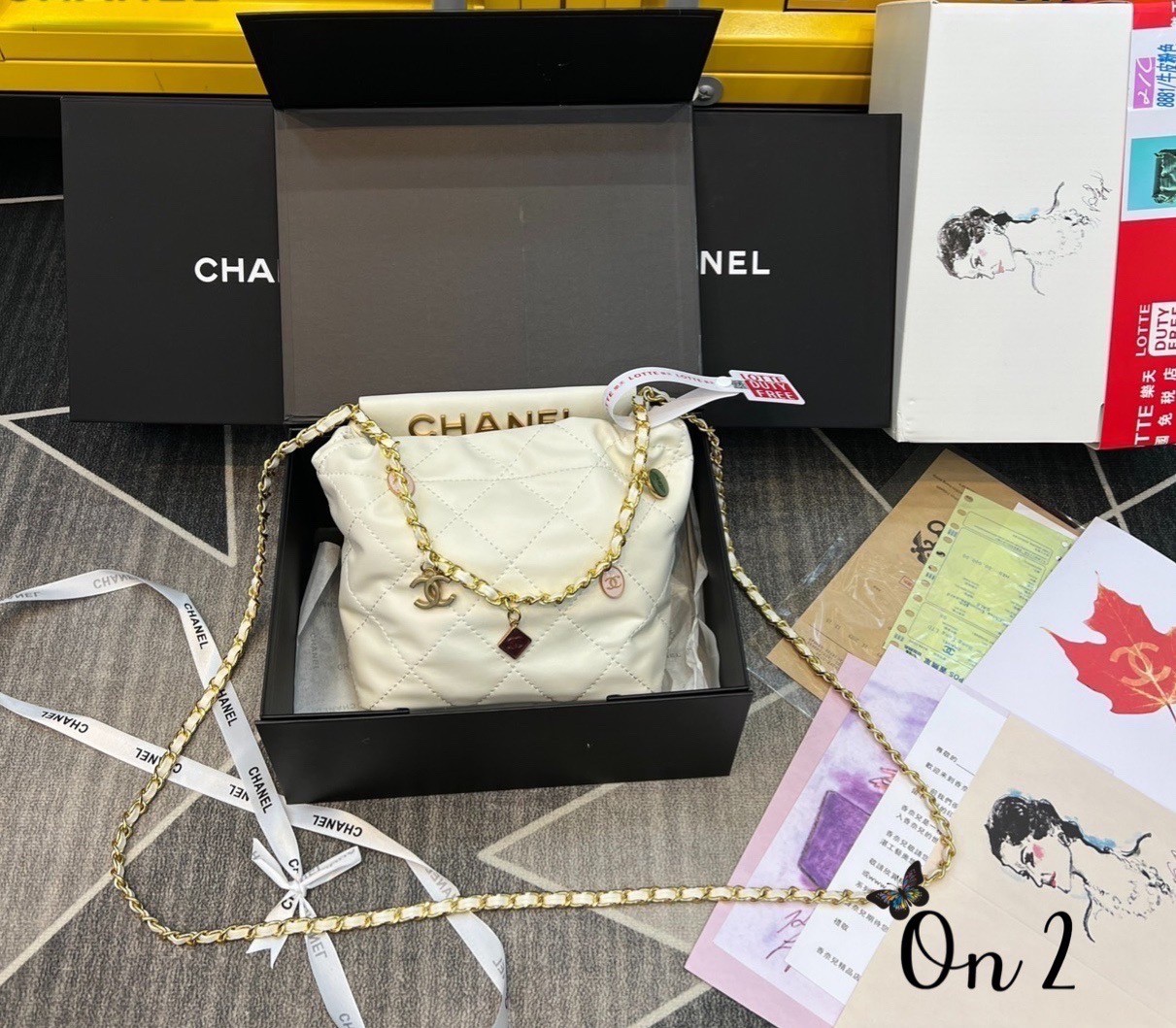 Chanel ss22 shopping tote / Chanel 23P mini bucket bag น่ารักมากๆ กับกระเป๋าสะพายไซส์มินิ ที่ปล่อยผ่านไม่ได้จริง ดีไซน์สายโซ่คล้องแขนตกแต่งอะไหล่ห้อยเพิ่มมูลค่า