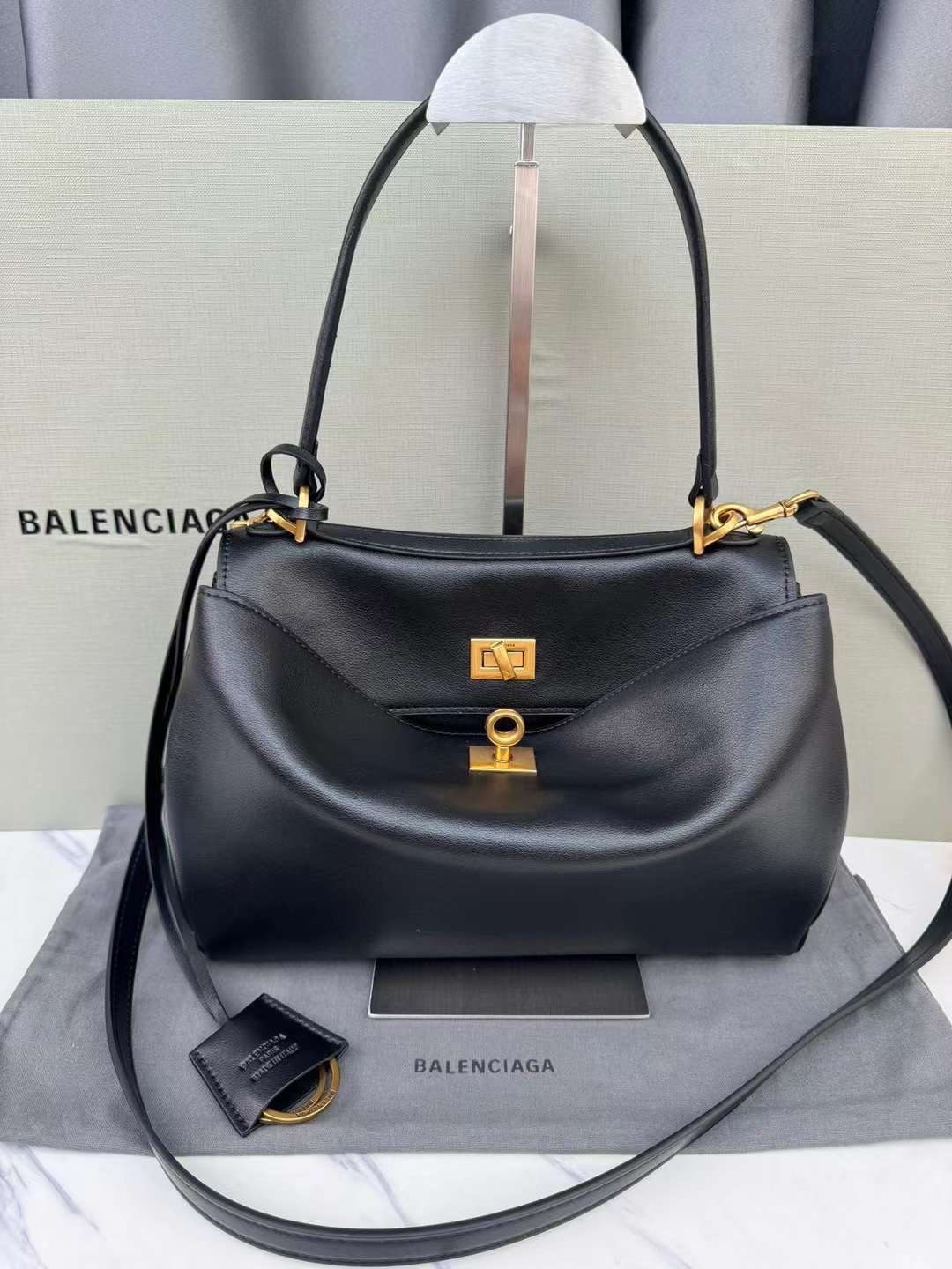 Balenciaga Rodeo Small Handbag in Black 25cm กระเป๋าสะพายหนังเรียบผิวสัมผัสนุ่มสบายผิว ดีไซน์เรียบหรูตามเอกลักษณ์ของแบรนด์ ภายในโล่งกว้าง จุของได้เยอะ