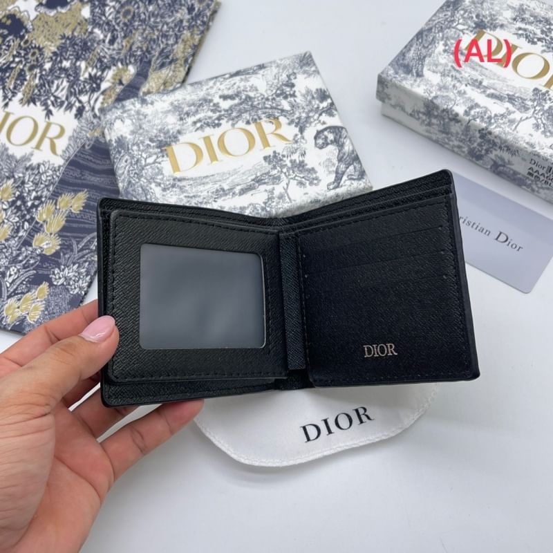 DIOR Bifold Wallet with CD Diamond Print กระเป๋าสตางค์ใบสั้น พิมพ์ลวดลาย Diamond หรูหรา โทนสีใช้งานง่าย คลาสิกตามแบบฉบับแบรนด์ ไอเท็มที่ท่านชายห้ามพลาดค่ะ