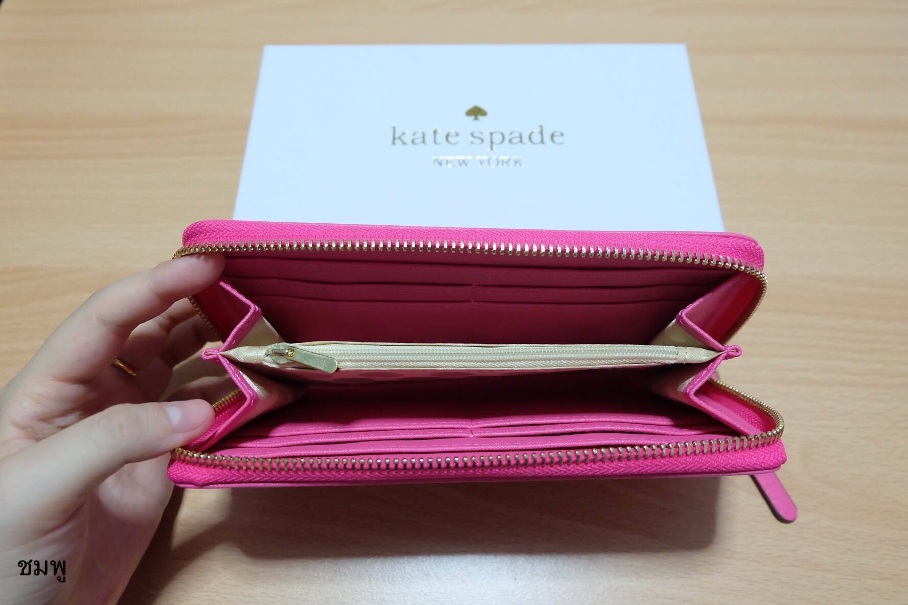 กระเป๋าสตางค์ใบยาวซิปรอปยี่ห้อ KATE SPADE กระเป๋าเงินหนังลาย saffiano อะไหล่สีทอง น้ำหนักเบา ด้านในมีช่องซิปใส่เหรียญ ใส่บัตร ใส่ธนบัตรได้จำนวนมาก ใบนี้สวยรับทรัพย์จริงๆ นานๆมาทีนะคะสีนี้ รีบคว้าด่วนเลยคะ