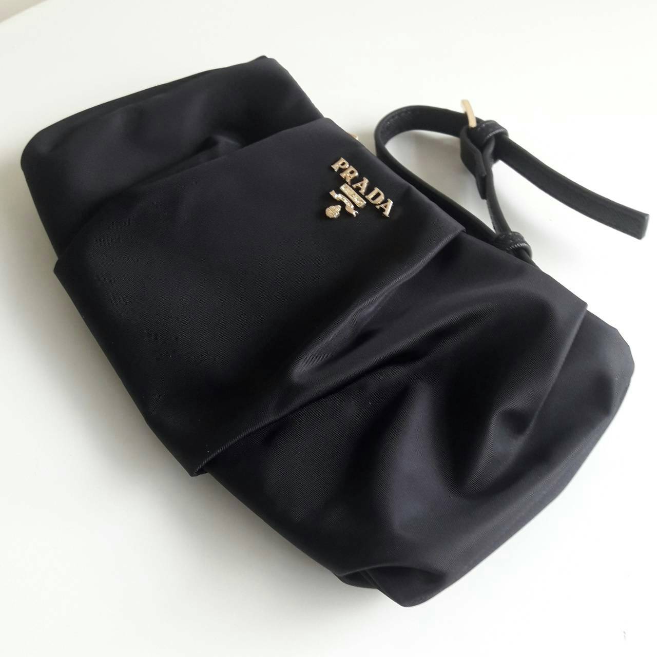 รุ่นใหม่คะ! พร้อมส่ง กระเป๋าทรง Clutch มินิน่ารัก♡ ยอดฮิตจากแบรนด์ PRADA **งานสวยมากกกกกกก มาพร้อมสายยาว สะพาย Cross body ก็สวย หรือจะถือสวยๆก็ได้เช่นกัน นอกจากนี้ยังมีสายคล้องมือให้อีกด้วย สามารถใส่ Iphone X ได้ ด้านหน้ากระเป๋า มาพร้อมโลโก้แบรนด์อ