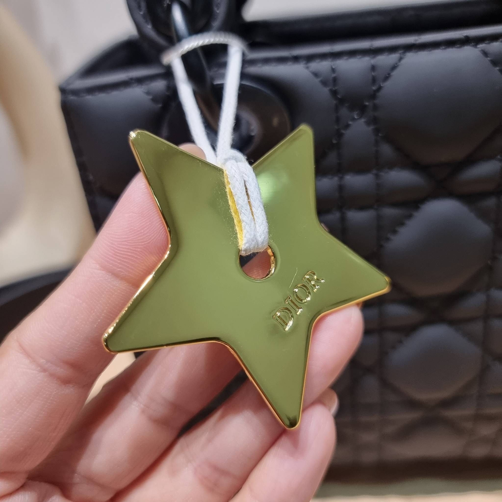 SMALL LADY DIOR MY ABCDIOR BAG Ultramatte Cannage Calfskin / CD LADY ULTRAMATTE BAG พร้อมส่ง กระเป๋าสะพายข้าง ดีไซน์เรียบง่าย แต่แฝงไปด้วยความหรูหรา ทรงกล่องคลาสสิค โดดเด่นด้วยพวงกุญแจอะไหล่สีเดียวกับตัวกระเป๋า ผิวแมทท์ ลายเส้นซ้อนทับสวยงาม