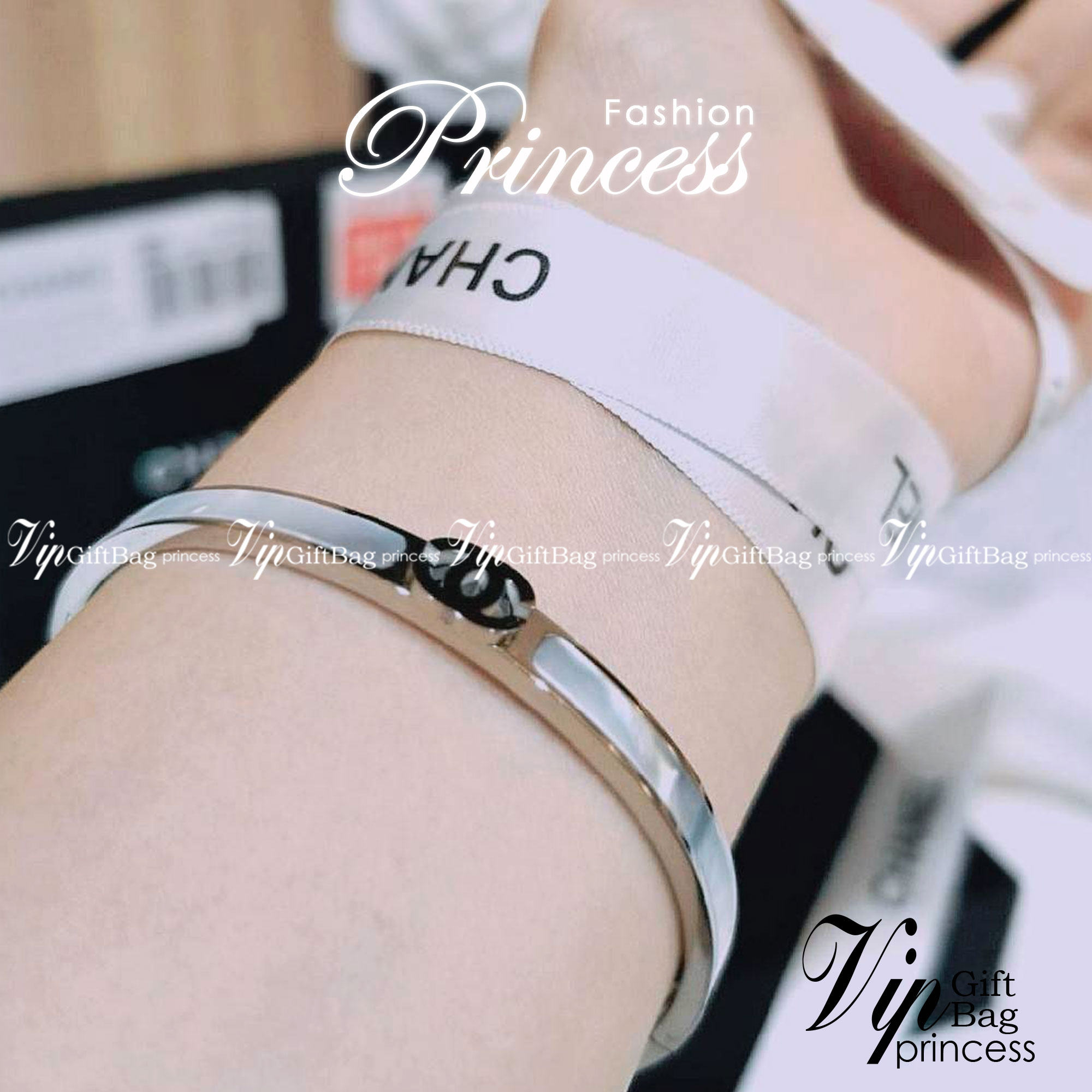 CHANEL BANGLE BRACELET VIP สุดเลอค่า ไอเท็มหายากชวนสะสมดีไซน์สวยคลาสสิคเลอค่า ไอเท็มแบบนี้นานๆจะหลุดมาให้ช้อปจะซื้อใช้เองหรือมอบเป็นของขวัญก็เลิศหรูดูดี สินค้ามาใน Original Package ไอเท็มหายากห้ามพลาดค่ะ!
