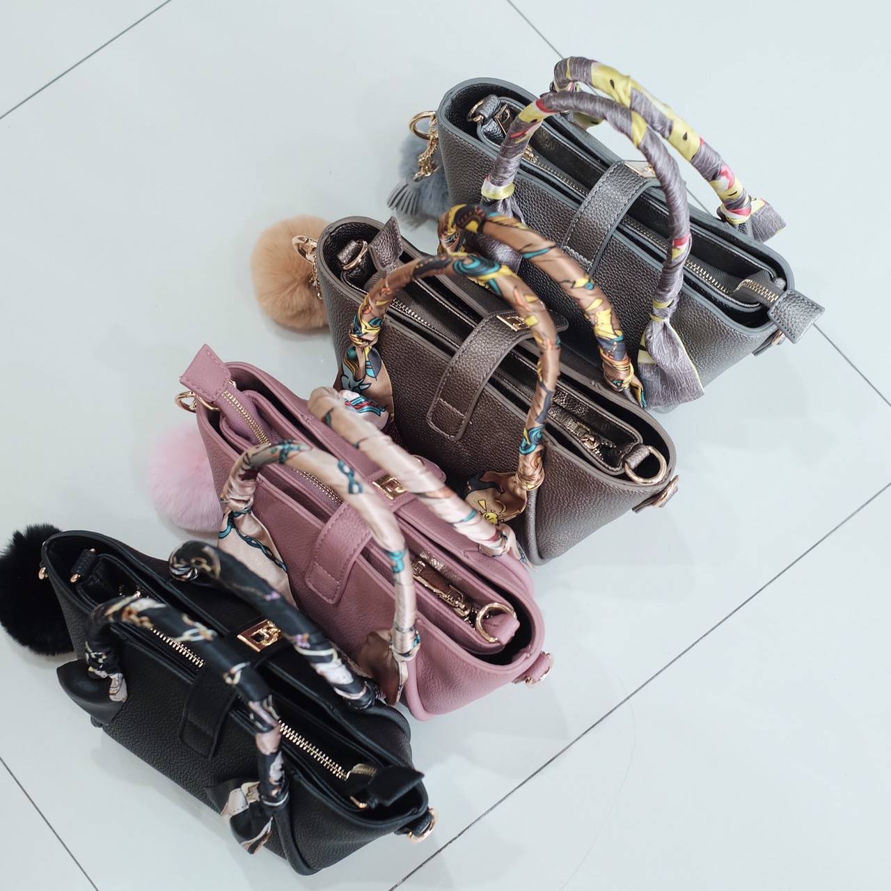 กระเป๋าทรงน่ารักๆ รับ Summer นี้เลยค่า KEEP ‘ Basket ‘ Handbag > ทรงน่ารัก (ราคานี้แถม ปอมๆ และผ้าพันหูกระเป๋าให้ 2 ผืน เข้า Set ) > มีใบเล็กด้านใน ให้อีก 1 ใบ สามารถเอาออกมาใช้สะพายได้ ( เหมือนซื้อ1ได้2 ) >น้ำหนักเบา ใบเล็กกะทัดรัด เหมาะกับ Summ