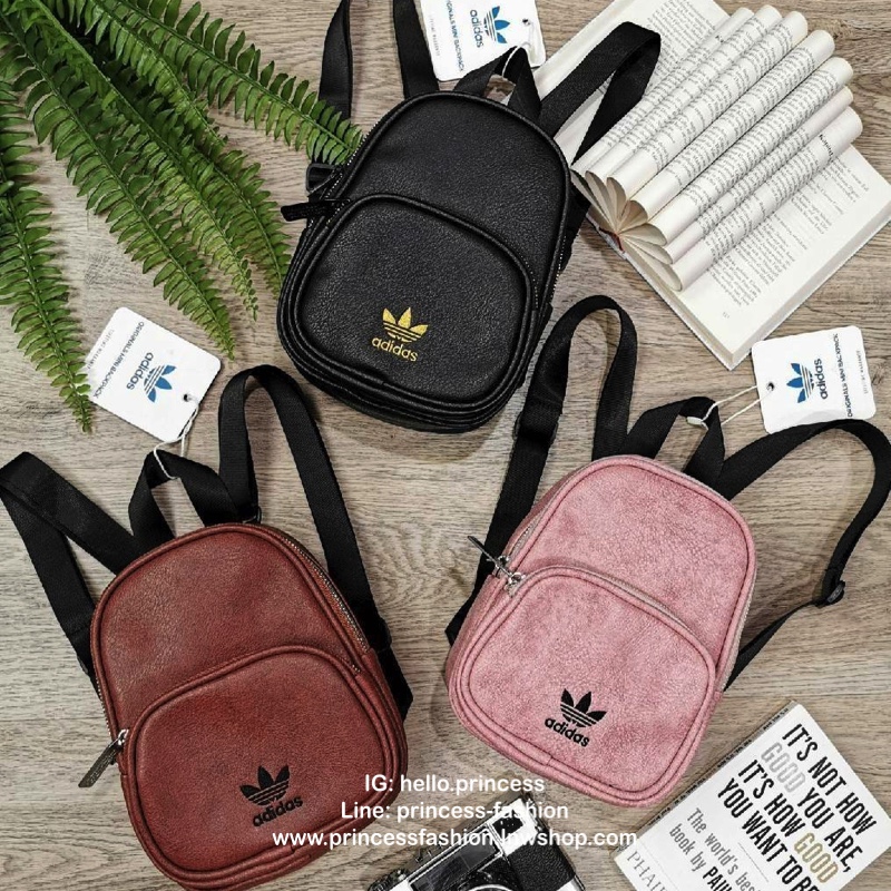 ADIDAS MINI BAGPACK กระเป๋าเป้สไตล์ Sport ขนาดมินิ กำลังน่ารัก น้ำหนักเบา ด้านหน้ามีโล้โก้และช่องซิป เปิดปิดด้วยซิปสะดวกใช้หัวซิปแบรนด์ ภายในมีโลโก้และช่องใส่ของ มีหูจับถนัดมือ สายสะพายเลื่อนปรับระดับได้ freesize ไอเท็มใหม่ดีไซน์สุดฮิต พร้อมส่งที่ไทยในราค