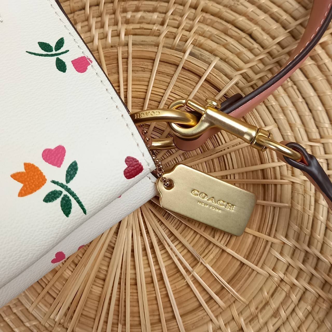 COACH SMALL TOWN BUCKET BAG WITH HEART PETAL PRINT(C7975//C7976)🌺💞กระเป๋าถือ กระเป๋าสะพาย ทรงฮิตยอดนิยมตลอดกาล>>ปริ้นลายดอกไม้รูปหัวใจมินิ น่ารักเกินเบอร์มาก🥰 ไม่ว่าจะออกมาคอลเลคชั่นไหนๆ ก็ครองใจสาวๆไปได้ทุกรุ่น/ วัสดุหนังแคน