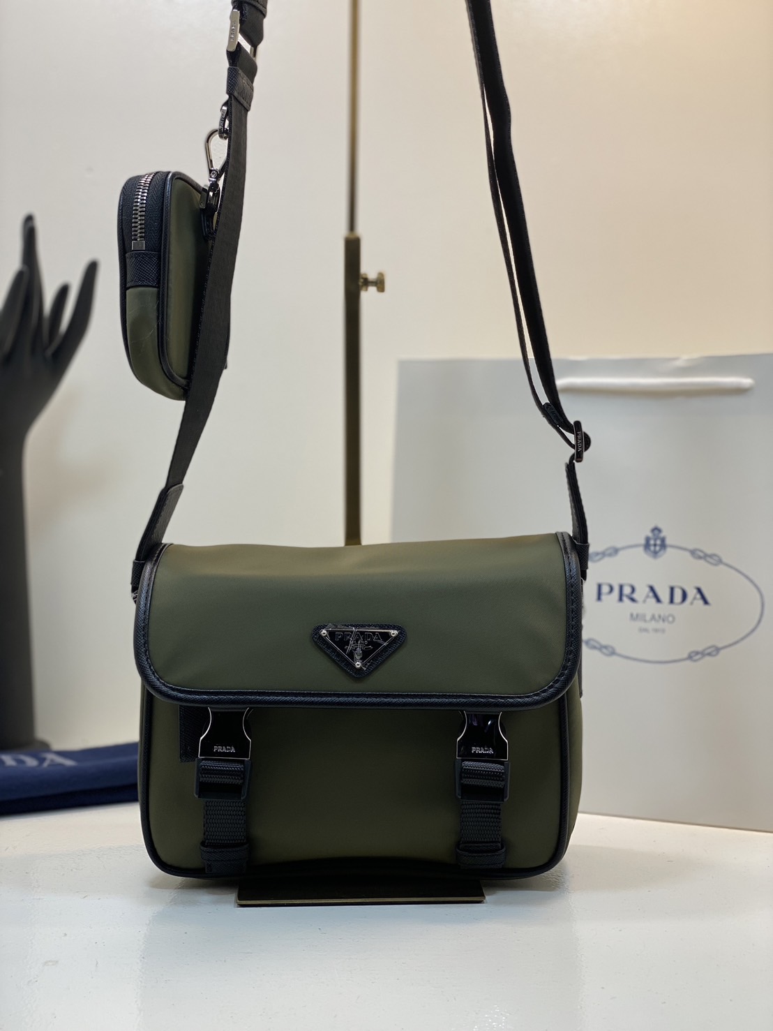 PRADA Re-Nylon and Saffiano leather shoulder bag / PRADA Messenger Bag กระเป๋าสะพายทรงเหลี่ยม คอมพลีทครีเอทลุคหล่อเท่ เกรดออริ 1:1 ใช้งานต่างประเทศได้