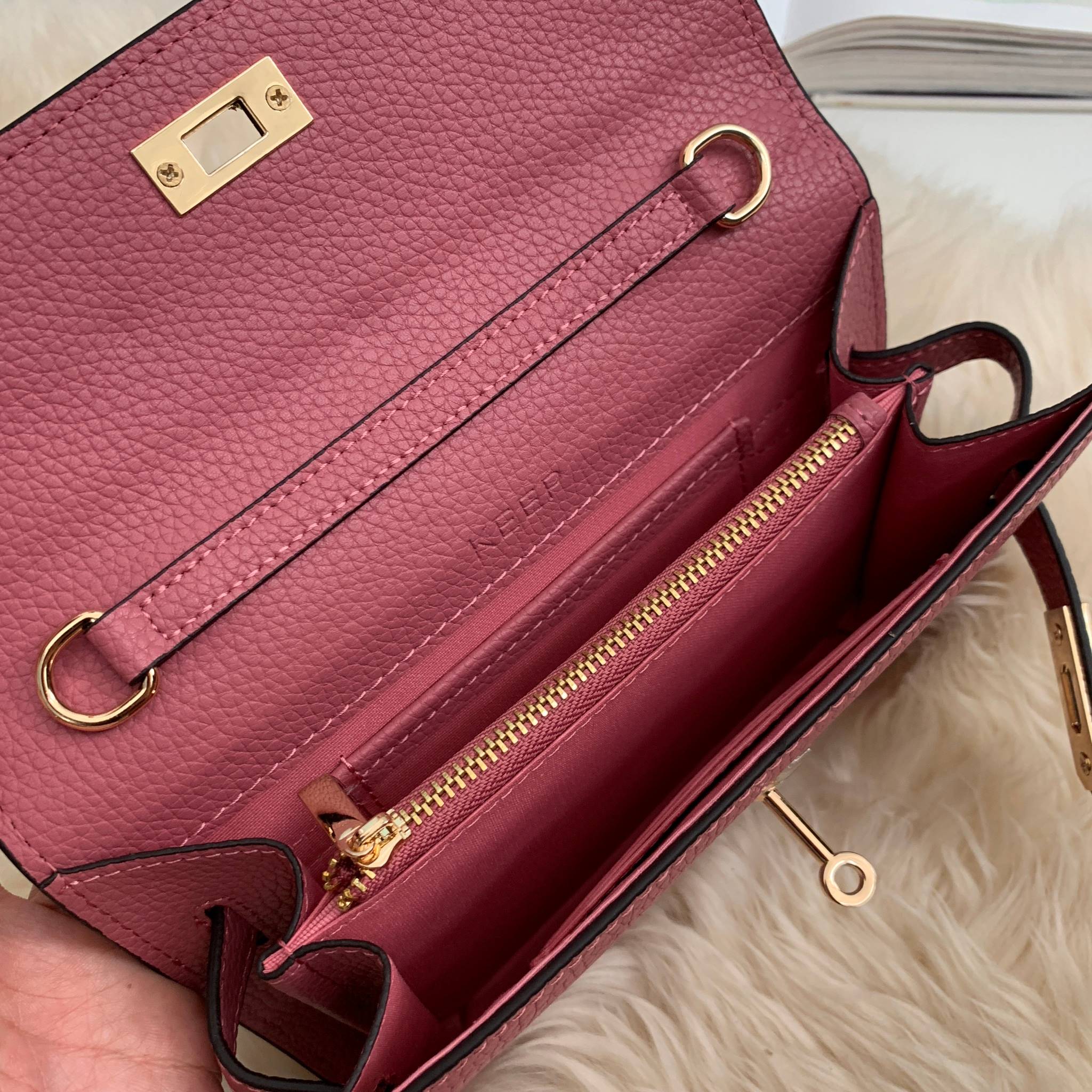 KEEP • Ellis • กระเป๋า คลัช ถือ //สะพาย ขนาด กะลังดี ทรงสวย แค่ใบเดียวจบ! หนังคุณภาพเยี่ยม ภายใน จุของคุ้ม ใส่บัตร ใส่มือถือได้ทุกรุ่น ใบนี้ จะแต่งกับ Look ไหนก้อเข้ากันได้ดีแน่นอนค๊า Don't miss!! หนังลายสวยมาก นิ่มมือ ภายในใส่ของจุกจิก 2 ด้านเลย สาม