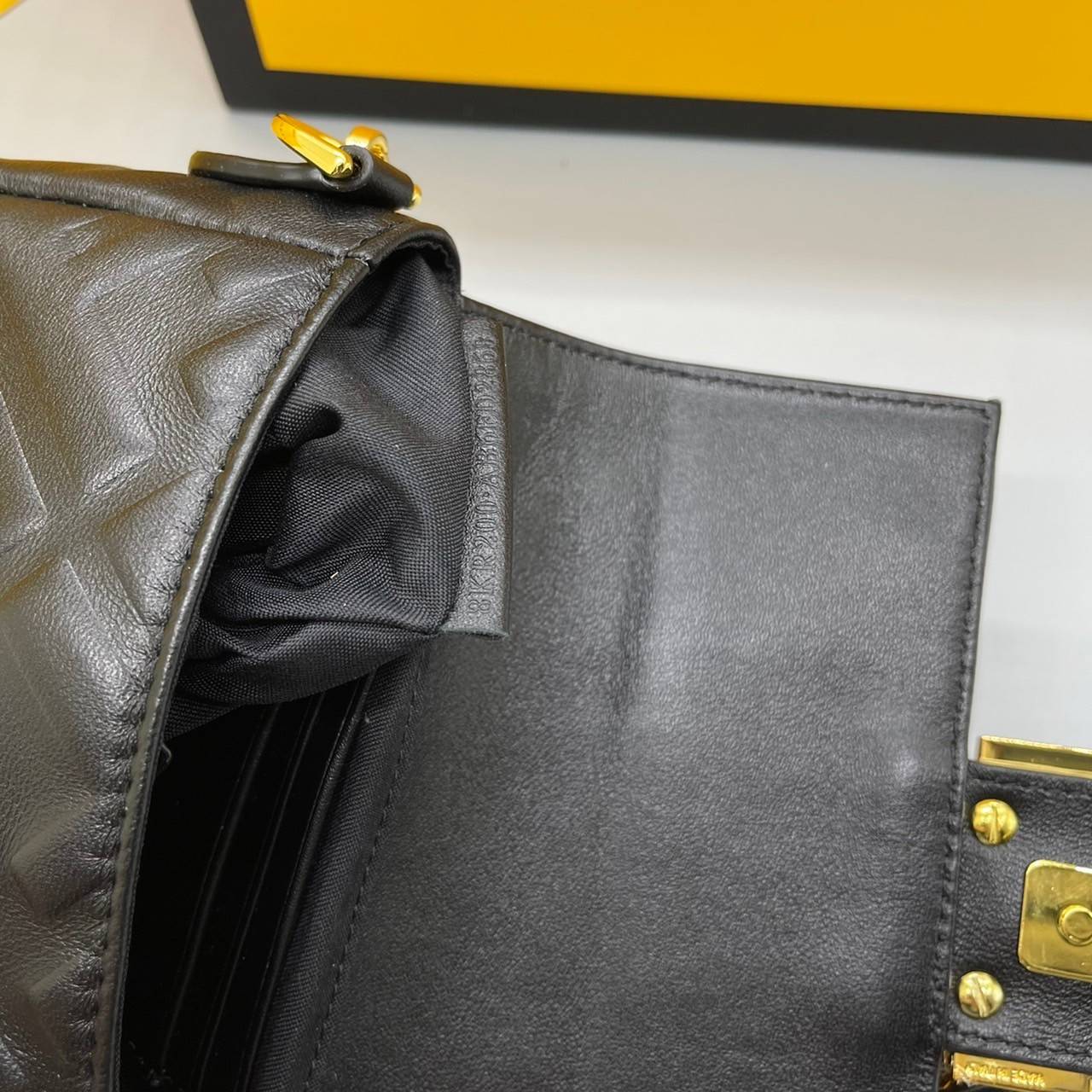 หนังแท้ FENDI Baguette Black leather bag พร้อมส่งที่ไทย ภาพสินค้าถ่ายจากงานขายจริง ใช้งานต่างประเทศได้ค่ะ