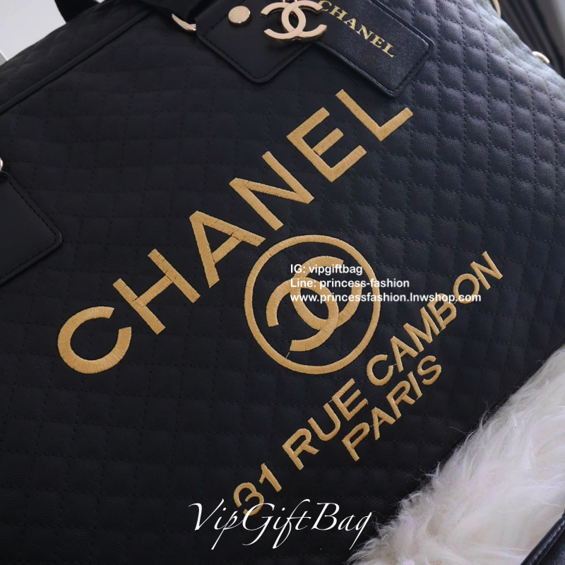 CHANEL VIP GIFT TRAVEL BAG (XL) กระเป๋าเดินทางแบบถือไซส์ใหญ่พิเศษ พรีเมี่ยมกิ๊ฟของเเท้จาก CHANEL วัสดุหนังสังเคราะห์ ลายตารางเนื้อหนาสีดำ เต็มใบ ด้านในเปิดปิดด้วยซิปที่จับหนัง (มีหนังสำหรับรวมหูให้ด้วยกระดุม) ใส่เสื้อผ้าได้มากกว่า4-5ชุด สายสะพายยาวมีที่รอ