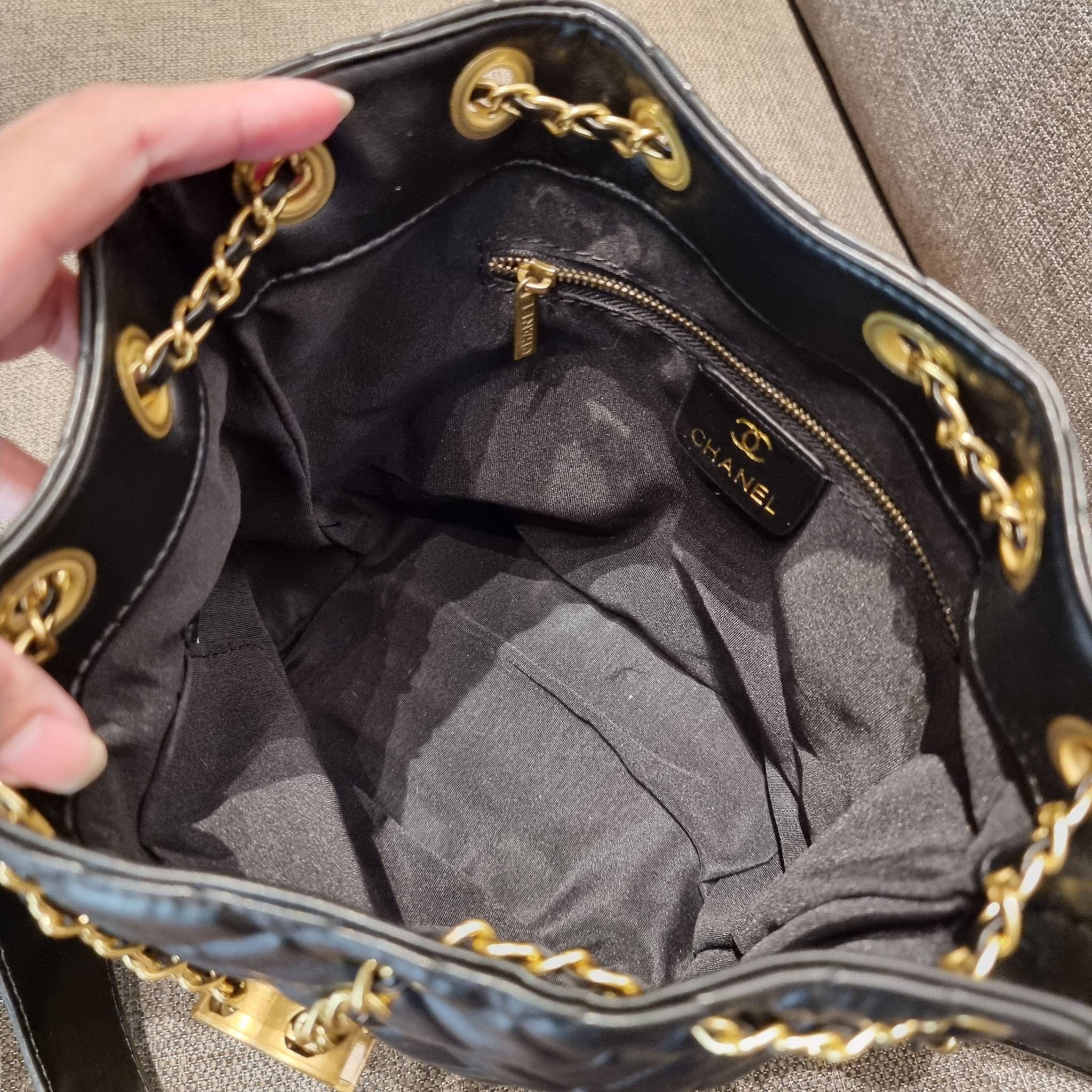 Chanel limited font leather bag / Chanel Bucket Bag กระเป๋าสะพายรุ่นลิมิเต็ด พรีเมี่ยมกิ๊ฟจากแบรนด์ รุ่นนี้การันตีหนังนิ่มมากกก!! โดดเด่นด้วย font โลโก้ และสายโซ่สลับหนังพร้อมตัวกดล็อคสีทองหรู สำหรับเปิด-ปิดปากกระเป๋า กดและปล่อยเพื่อล็อคได้ในตัว ภายในโล่ง