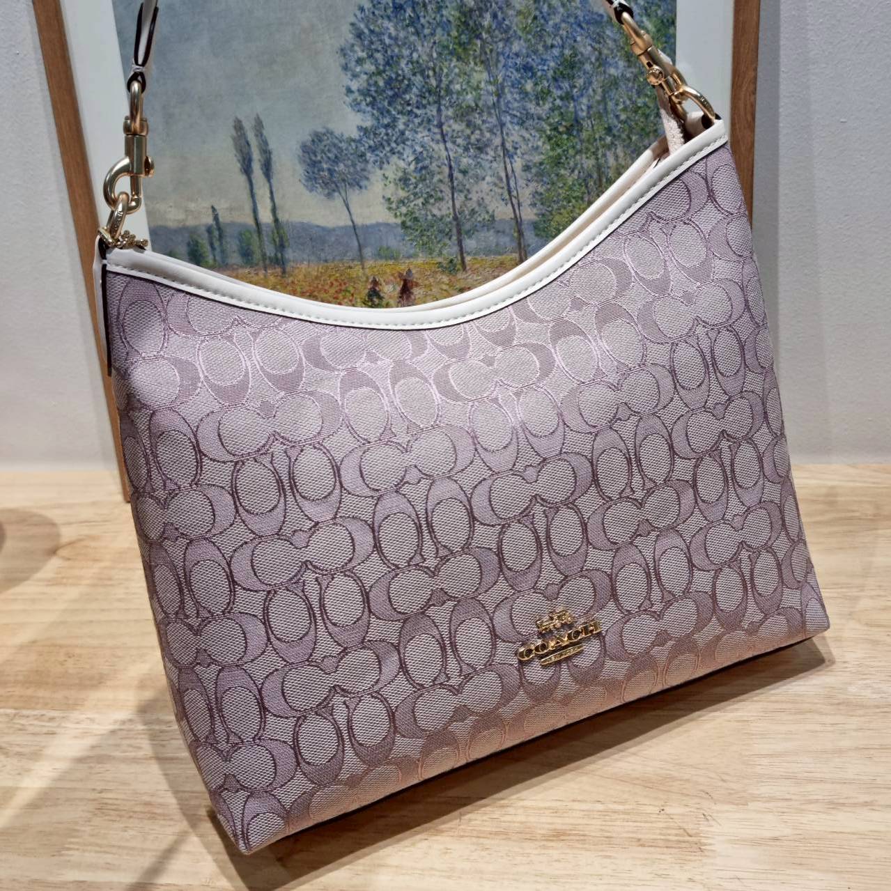 ORI หนังแท้ | Coach Laurel Signature shoulder bag กระเป๋าสะพายทรงโท้ท มาใหม่ในโทนสีน่ารักสุดจะคิวท์ มีให้ทั้งสายคล้องไหล่ และสายสะพายข้าง ใช้แมทช์ได้กับทุกลุคทุกสไตล์ ภายในเป็นช่องโล่ง มีซิปและช่องย่อย จุของได้เยอะกว่าที่เห็นมากๆ