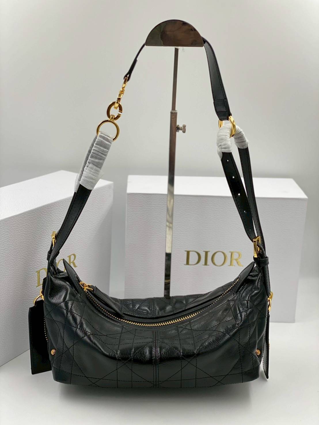 ORI หนังแท้ | DIOR D-Journey Bag กระเป๋าสะพายนิยามใหม่ดีไซน์ทันสมัย โดดเด่นด้วยรูปทรงโฮโบที่มาพร้อมกับดีไซน์ที่นุ่มนวลและทันสมัย พร้อมกับช่องใส่ของแบบติดซิป