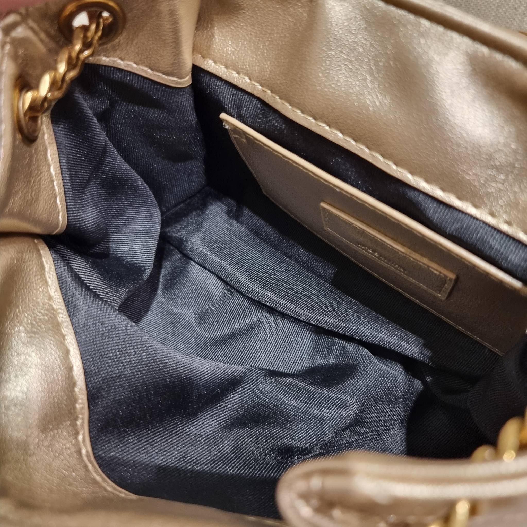 Yves Saint laurent mini nolita in lambskin / YSL mini nolita น้องสาวคนสวยที่ต้องตาเมื่อแรกเห็น กระเป๋าสะพายดีไซน์หรู ไซส์มินิ แบรนด์นี้ไม่เคยทำให้ผิดหวังจริงๆ ด้วยดีเทลความเรียบง่ายแต่มีความหรูอยู่ในตัว วัสดุหนังแกะ สัมผัสดีงามมากๆ เปิด-ปิดด้วยกระดุมแม่เห