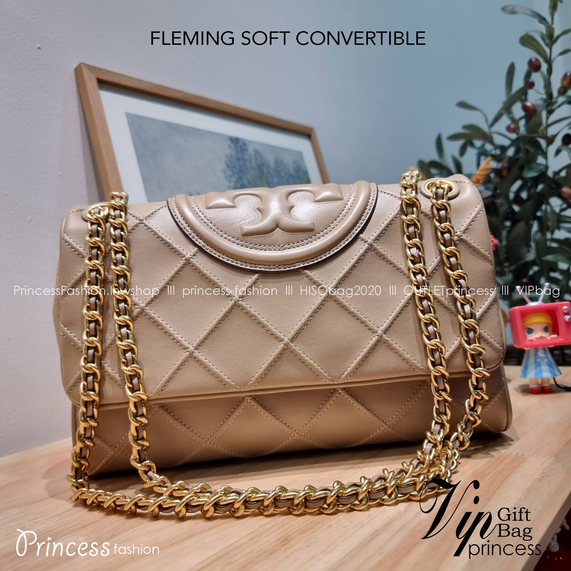 TORY BURCH FLEMING SOFT CONVERTIBLE SHOULDER BAG รุ่นหายาก กับดีไซน์ใหม่ล่าสุด มาพร้อมเสิร์ฟความสวยถึงบ้านไปเลย กับกระเป๋าสะพายไหล่ขนาดกำลังสวย หนังแท้นิ่มเต็มใบ สัมผัสสบายมือ