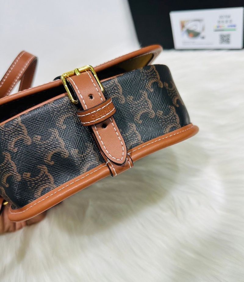 CELINE Folco bag in Triomphe canvas and Leather กระเป๋าสะพายข้าง รุ่นตามหาเข้าเพิ่มเติมสต๊อกพร้อมส่งแล้วค่าสาวๆ รุ่นยอดฮิต ขายดีไม่มีตก ทรงสวยโดดเด่นเป็นเอกลักษณ์ ดีไซน์โค้งมนสวยงาม