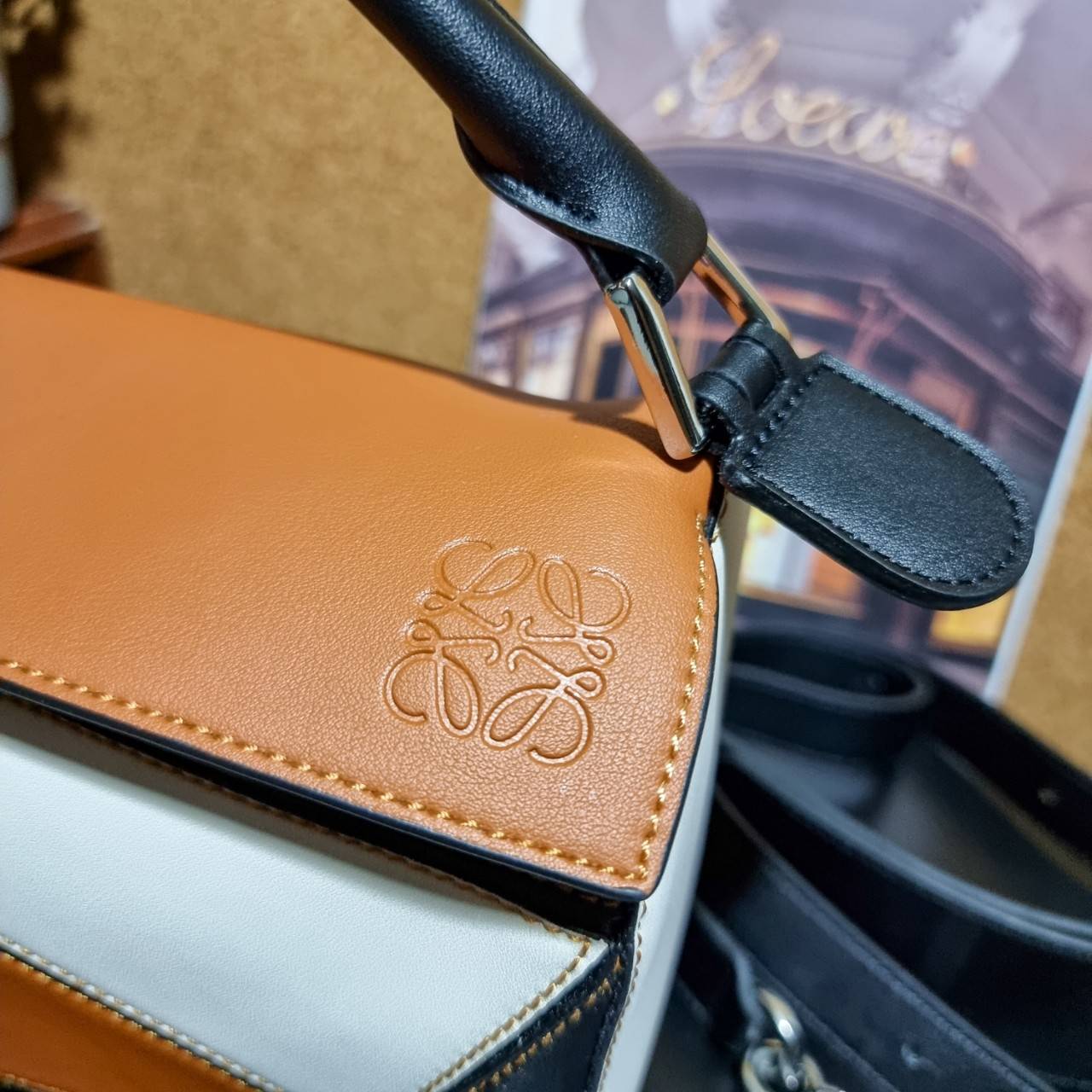 พรีเมี่ยมกิ๊ฟแท้ 100% 】LOEWE PUZZLE BAG IN CLASSIC เป็นอีกแบรนด์ที่ดีไซน์เป็นเอกลักษณ์ โดดเด่น สวยหรูทุกรุ่น!! กระเป๋าสะพายข้างทรงกล่อง สไตล์พัซเซิล ให้ฟีลลิ่งเหมือนตัวต่อคละสี ดูดีได้ทุกที่แค่มีใบนี้