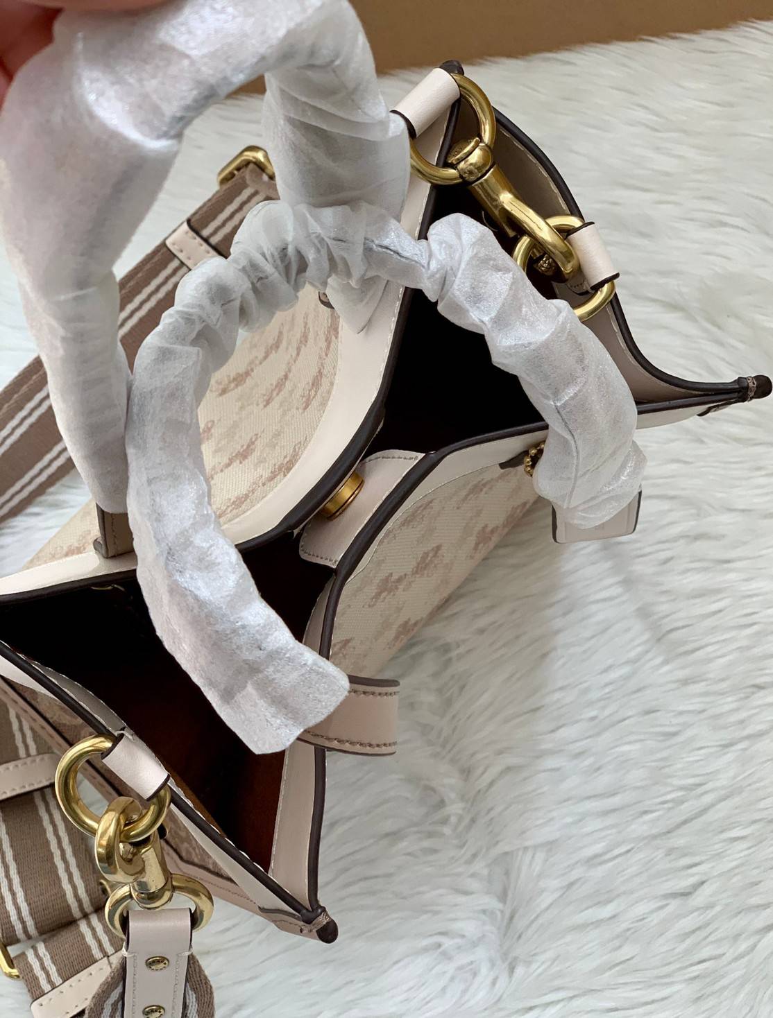 COACH FIELD TOTE 22 WITH HORSE AND CARRIAGE PRINT พร้อมส่งความสวยค่ะ! กระเป๋าทรง Tote หนังแท้อย่างดี นิ่มมือดีมากๆค่ะ ตัวกระเป๋าปริ้นลายรถม้าทั้งใบตัดขอบลายCด้านข้างได้อย่างสวยงามทีเดียว ปากกระเป๋าเปิดปิดแบบกระดุมแม่เหล็ก ภายในกว้างใส่ของจำเป็นได้ครบ มีช่