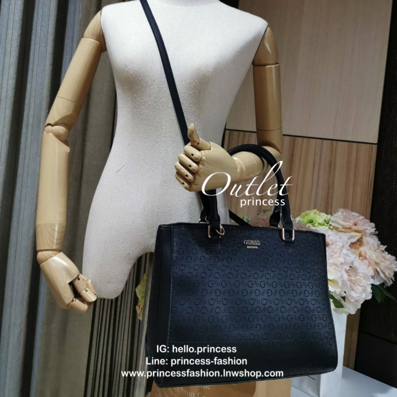 GUESS SINGNATURE SHOPPER BAG กระเป๋าถือหรือสะพายรุ่นล่าสุดจาก GUESS FACTORY หนังสวยอยู่ทรงปั้มลาย Singnature Brand รอบใบ ด้านหน้าประดับโลโก้แบรนด์ หูหิ้วเเข็งเเรงพับลงได้ เปิดปิดด้วยซิปสะดวกใช้ ขนาดกำลังดี ภายในมีช่องซิปและช่องใส่ของ กว้างและจุ น้ำหนักเบา