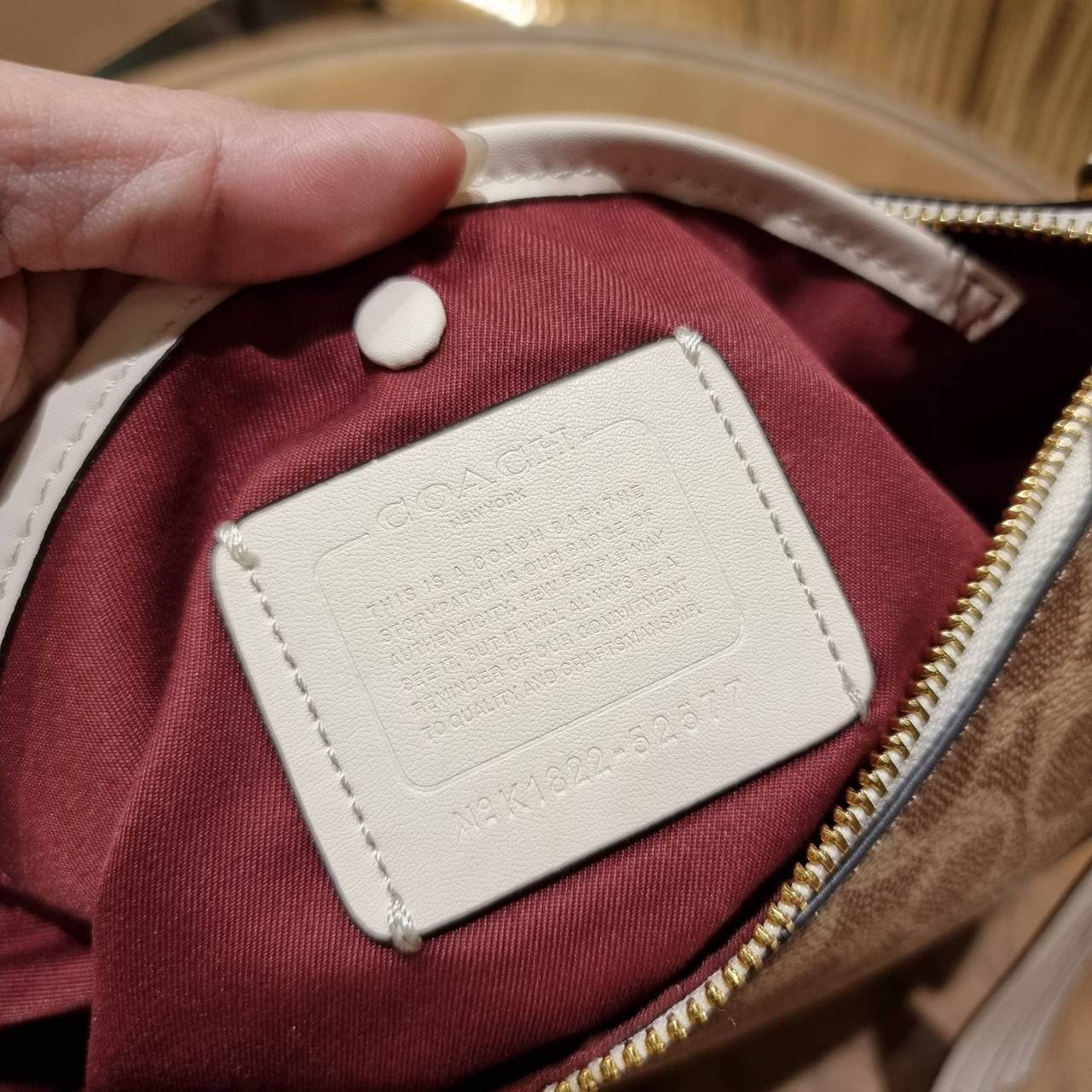 COACH 52577 SUTTON CROSSBODY IN SIGNATURE CANVAS กระเป๋าสะพายไหล่ สวยคลาสสิค สไตล์วินเทจ ใบใหญ่จุใจ วัสดุหนังแคนวาสเคลือบลาย สายคล้องไหล่ในตัว ภายในโล่งกว้าง จุของได้เยอะแน่นๆ มาพร้อมสายสะพาย crossbody ที่จะถอดออก หรือจะสะพายก็เก๋ สวยโดดเด่นแน่นอน พร้อมเส