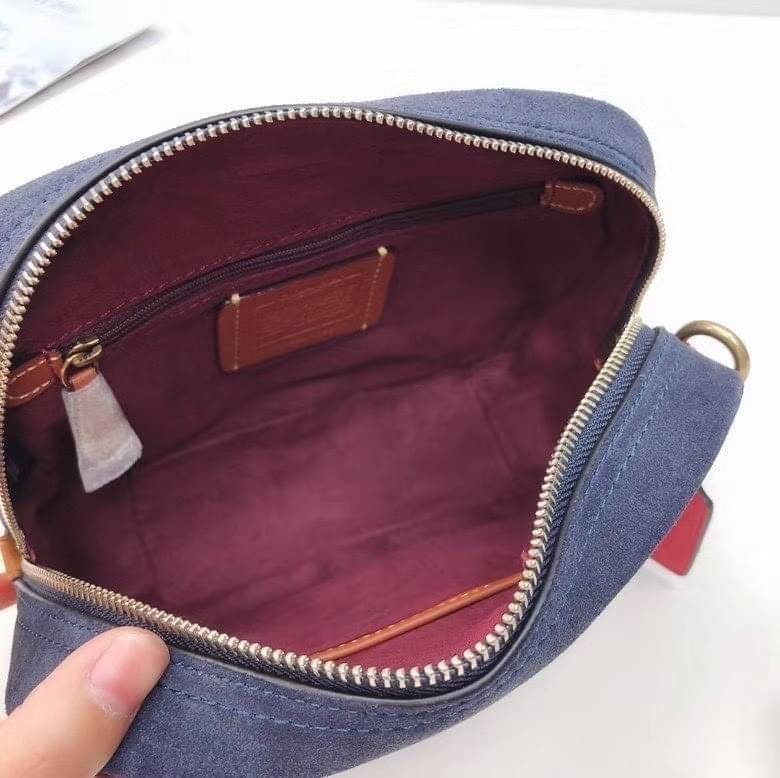 OUTLET 】COACH Camera Bag In Colorblock With Coach Patch (COACH F79278) 🍁หายากมากๆแล้วรุ่นนี้**จะถือ หรือสะพาย ได้ตามใจสั่ง //วัสดุหนังแท้เต็มใบ คุณภาพหนังดีมากๆ ปักโลโกตัวC ด้านหน้า ดูดีแบบไม่ซ้ำใคร //มาพร้อมสายสะพาย 2 สาย >>สายหนัง และสายสป