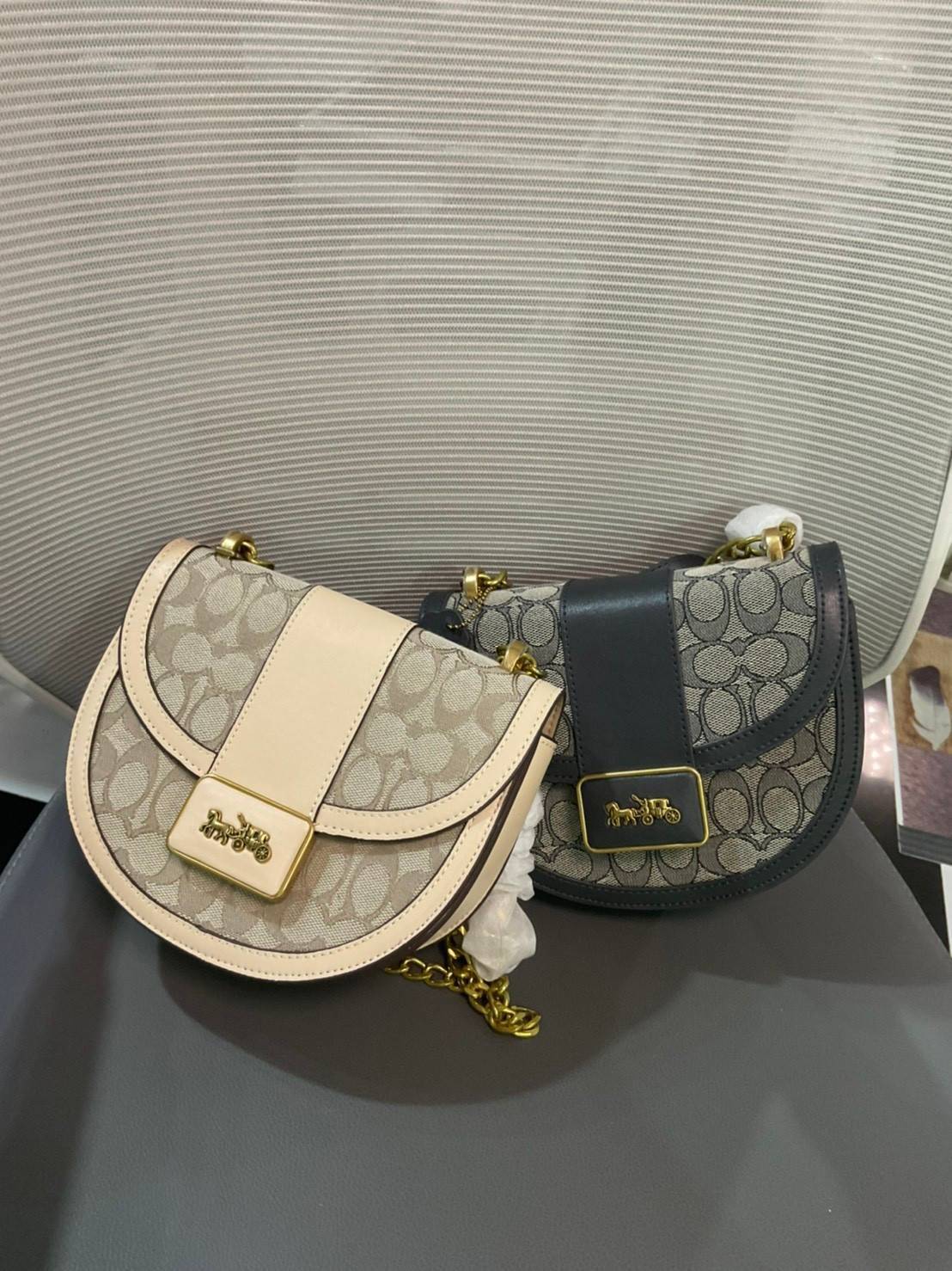 COACH ALIE SADDLE BAG IN SIGNATURE JACQUARD (C4694//C3464) New item!! กระเป๋าสะพายทรง saddle ดีไซน์วินเทจย้อนยุค แฝงความหรูในตัวด้วยอะไหล่สีทองเหลือง โดดเด่นไม่ซ้ำใครแน่นอน วัสดุผ้า jacquard สลับหนังแท้ ภายในเป็นช่องโล่ง มาพร้อมสายสะพายครอสบอดี้ ที่สามารถ