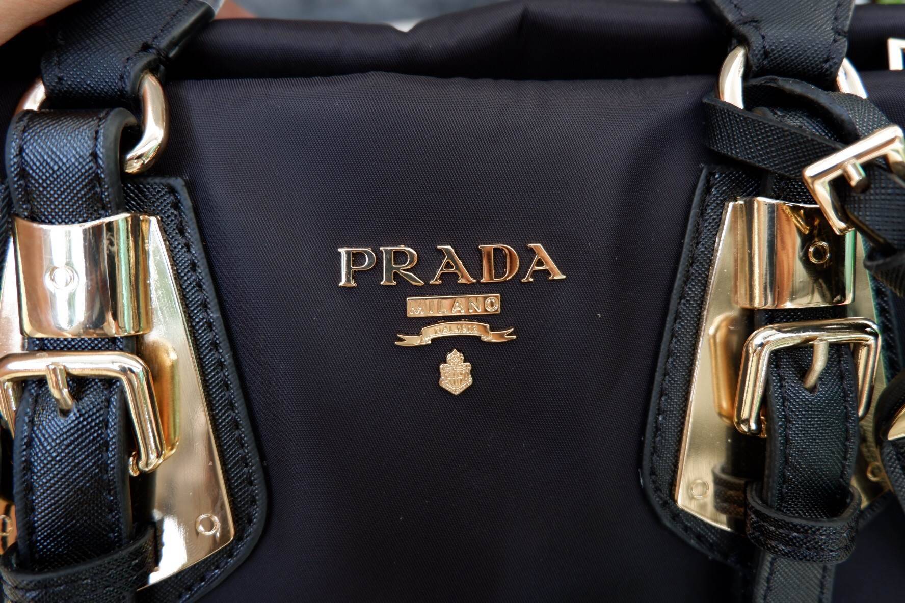 รุ่นขายดีเว่อวัง กลับมาแล้วค่า! กระเป๋าสะพาย จากงานพรีเมี่ยมกิ้ฟ แบรนด์ PRADA เป็น กระเป๋าผ้าไนล่อน สลับหนัง จุของได้เยอะ สะพายไหล่ได้ เปิดปิดด้วยซิป ถือก็สวยๆ มีสายยาวค่ะ ใช้แล้วสวยมากๆคุ้มเกินราคารับประกัน รีบช้อปก่แนหมดน้าาา Don't miss เลยค้าาา