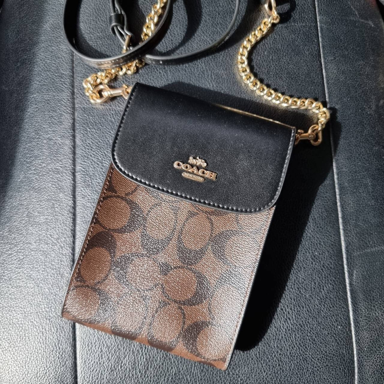 COACH 3051 RACHEL PHONE CROSSBODY IN SIGNATURE CANVAS HOT ITEM!! กระเป๋าสะพาย case phone ต้องมา ให้คุณพกพา gadget ล้ำไปได้ทุกที่ ใส่โทรศัพท์มือถือได้ทุกรุ่น ดีไซน์ใหญ่กว่าเดิม และยังมีช่องเก็บบัตรให้เพิ่มไปอีก ดีไซน์ลายซีคลาสสิค วัสดุหนังแคนวาส เปิด-ปิดด้