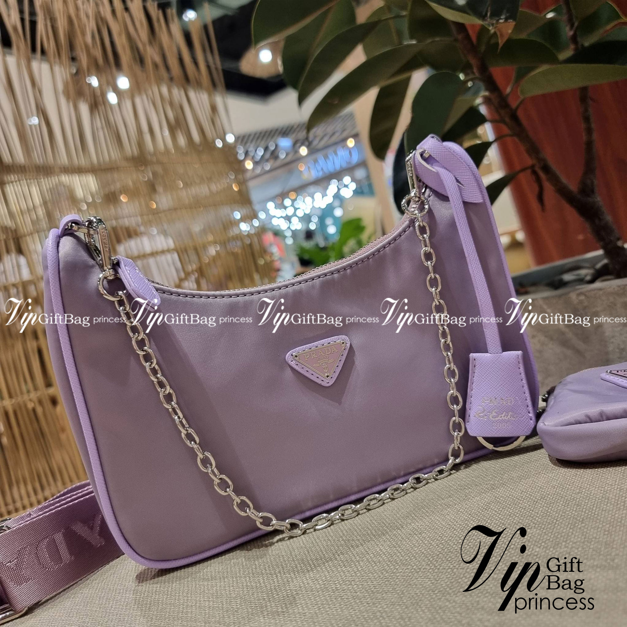 VIP 🥂 PRADA RE-EDITION 2005 RE-NYLON SHOULDER BAG ไอเท็มสุดปัง ที่ฮิตตลอดกาลไม่ว่าจะปีไหนๆ จัดให้ครบทั้งสีขายดีและสีใหม่ล่าสุด ที่สายคุณหนูห้ามพลาด!! กับกระเป๋าสะพายทรงคลาสสิค เหมาะเป็น everyday bag มากๆ วัสดุผ้าไนล่อนคุณภาพ พร้อมใบลูก ไว้ใส่เหรีย